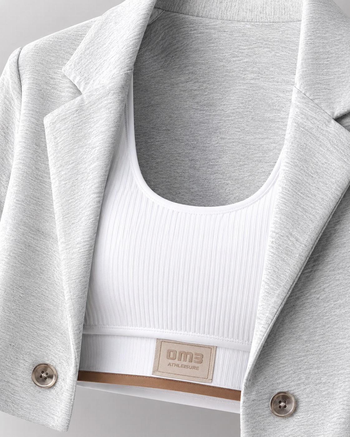 SHELLA — Ensemble athleisure 3 pièces : veste blazer courte, top court côtelé blanc & jogger taille haute gris chiné / 3-Piece Luxe Athleisure Set: Cropped Blazer, Ribbed Crop Top & Joggers / طقم رياضي أنيق من 3 قطع: بليزر قصير وتوب قصير مضلّع أبيض وبنطلون جوجر رمادي