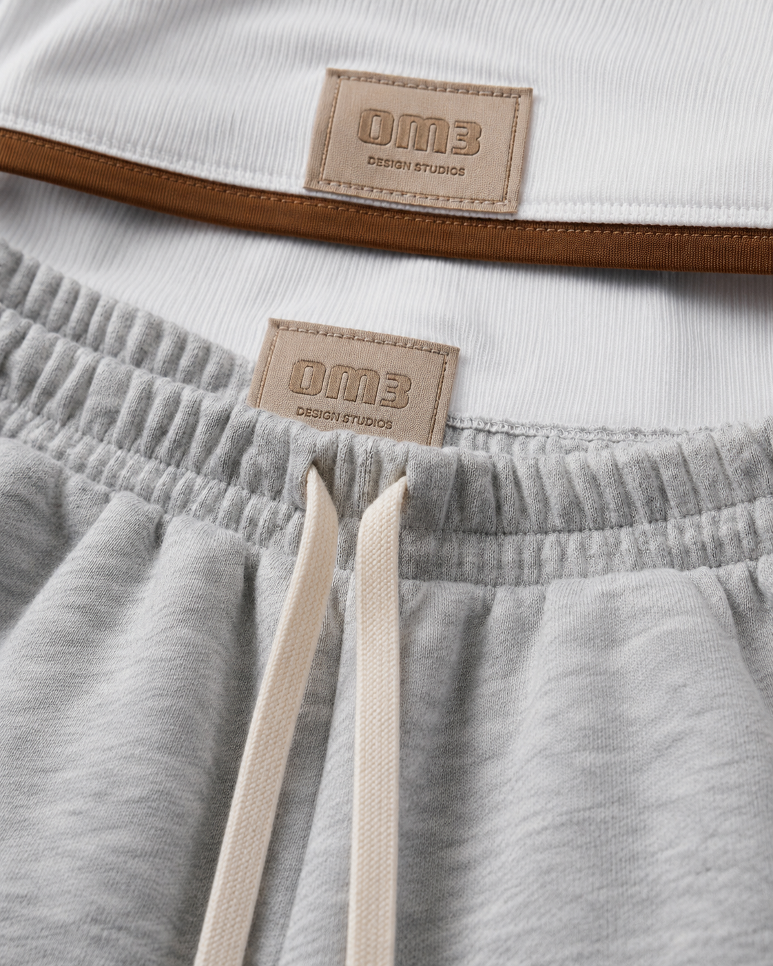 SHELLA — Ensemble athleisure 3 pièces : veste blazer courte, top court côtelé blanc & jogger taille haute gris chiné / 3-Piece Luxe Athleisure Set: Cropped Blazer, Ribbed Crop Top & Joggers / طقم رياضي أنيق من 3 قطع: بليزر قصير وتوب قصير مضلّع أبيض وبنطلون جوجر رمادي