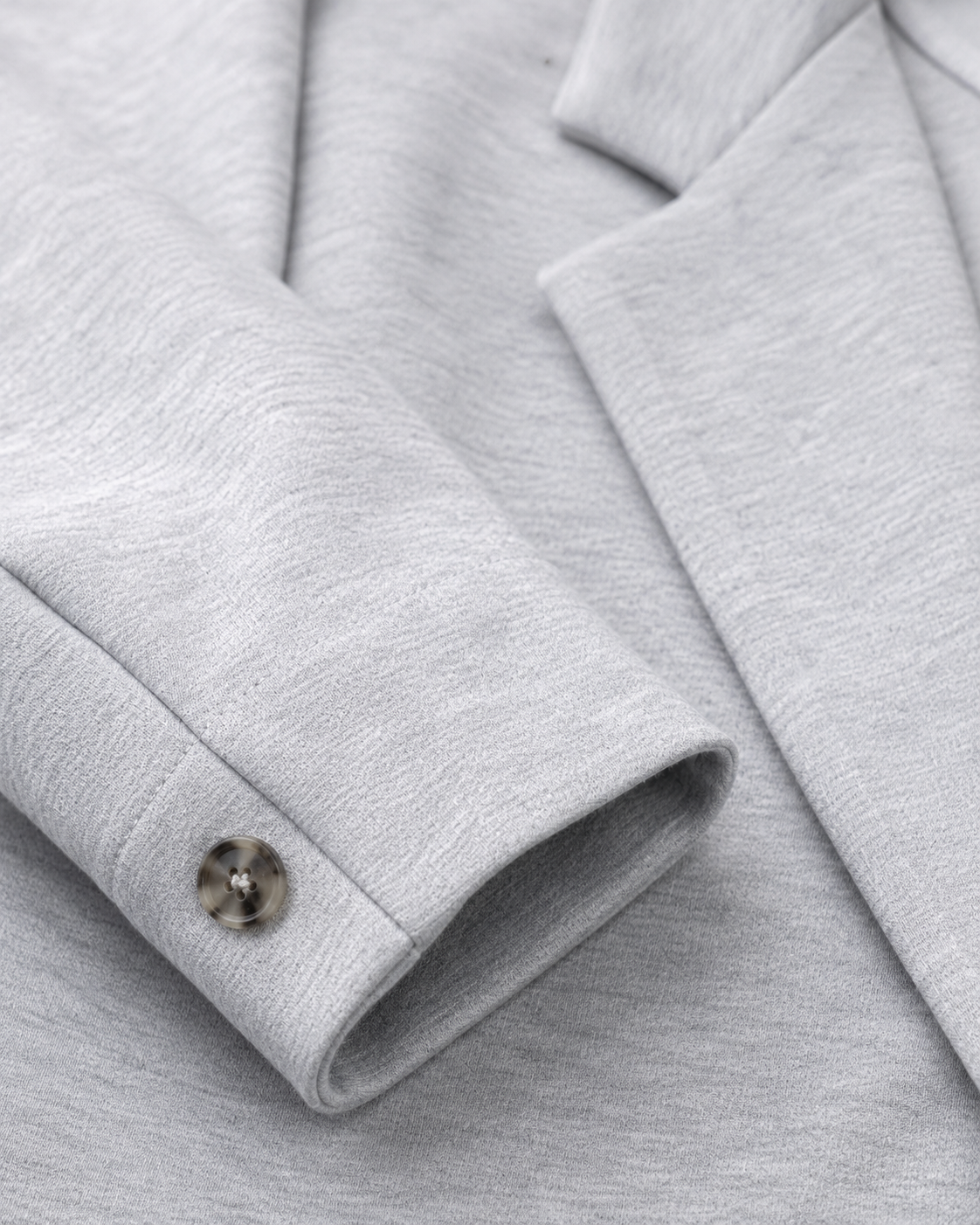SHELLA — Ensemble athleisure 3 pièces : veste blazer courte, top court côtelé blanc & jogger taille haute gris chiné / 3-Piece Luxe Athleisure Set: Cropped Blazer, Ribbed Crop Top & Joggers / طقم رياضي أنيق من 3 قطع: بليزر قصير وتوب قصير مضلّع أبيض وبنطلون جوجر رمادي