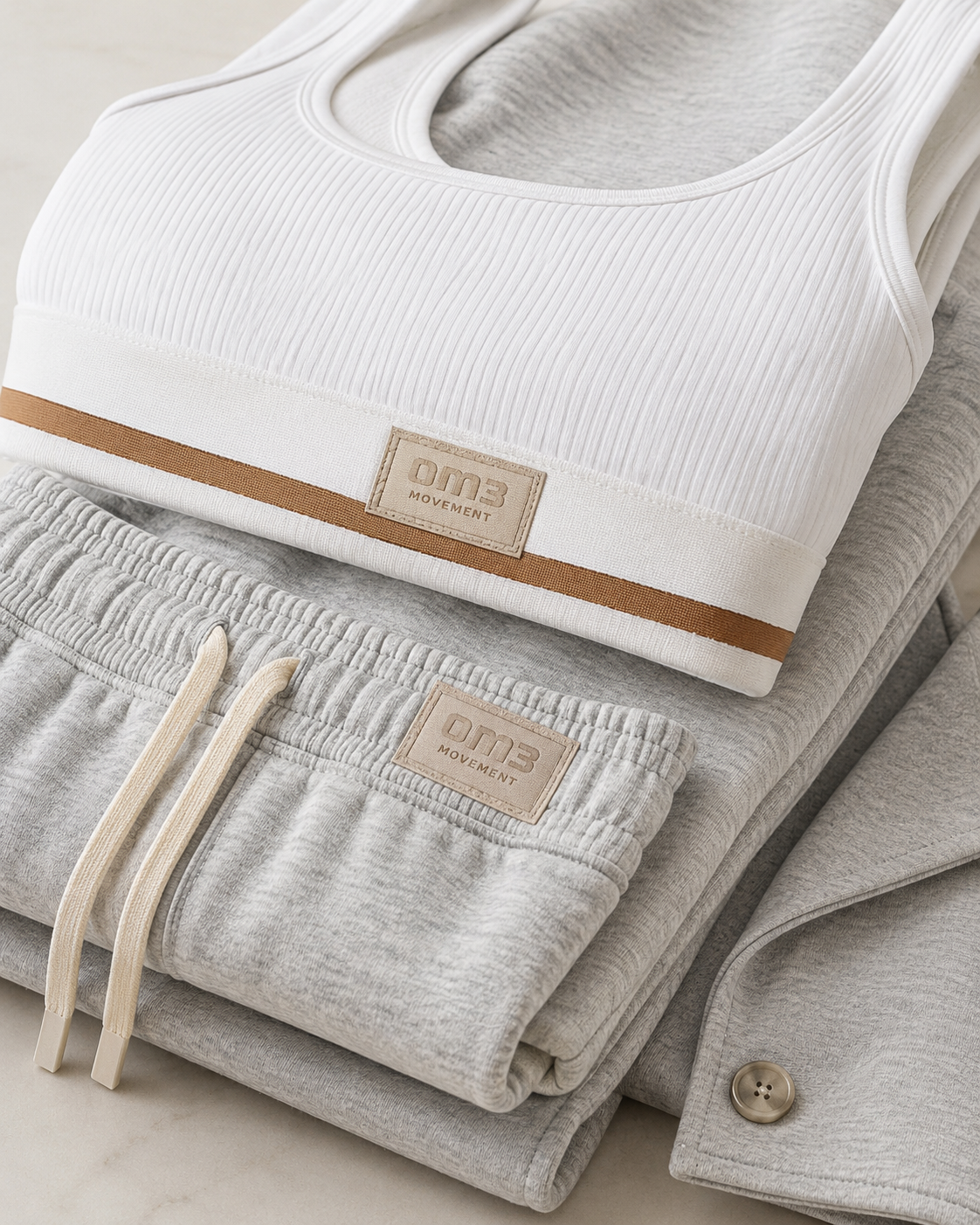 SHELLA — Ensemble athleisure 3 pièces : veste blazer courte, top court côtelé blanc & jogger taille haute gris chiné / 3-Piece Luxe Athleisure Set: Cropped Blazer, Ribbed Crop Top & Joggers / طقم رياضي أنيق من 3 قطع: بليزر قصير وتوب قصير مضلّع أبيض وبنطلون جوجر رمادي