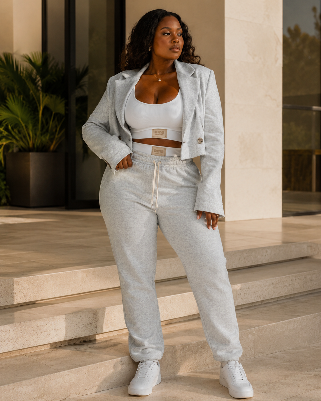 SHELLA — Ensemble athleisure 3 pièces : veste blazer courte, top court côtelé blanc & jogger taille haute gris chiné / 3-Piece Luxe Athleisure Set: Cropped Blazer, Ribbed Crop Top & Joggers / طقم رياضي أنيق من 3 قطع: بليزر قصير وتوب قصير مضلّع أبيض وبنطلون جوجر رمادي