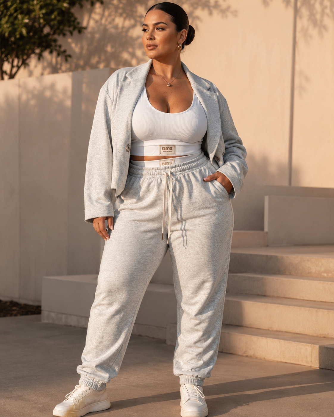 SHELLA — Ensemble athleisure 3 pièces : veste blazer courte, top court côtelé blanc & jogger taille haute gris chiné / 3-Piece Luxe Athleisure Set: Cropped Blazer, Ribbed Crop Top & Joggers / طقم رياضي أنيق من 3 قطع: بليزر قصير وتوب قصير مضلّع أبيض وبنطلون جوجر رمادي