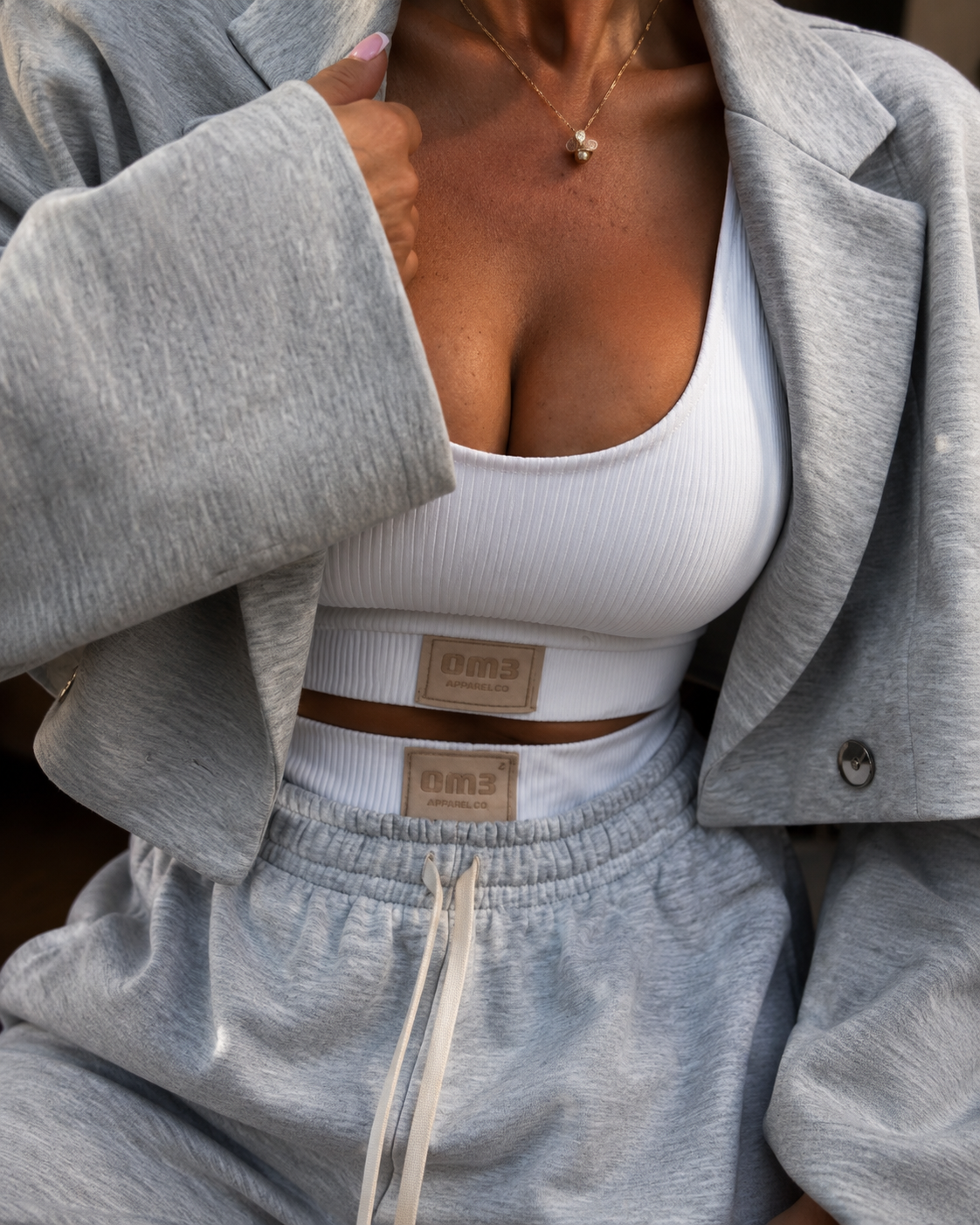 SHELLA — Ensemble athleisure 3 pièces : veste blazer courte, top court côtelé blanc & jogger taille haute gris chiné / 3-Piece Luxe Athleisure Set: Cropped Blazer, Ribbed Crop Top & Joggers / طقم رياضي أنيق من 3 قطع: بليزر قصير وتوب قصير مضلّع أبيض وبنطلون جوجر رمادي
