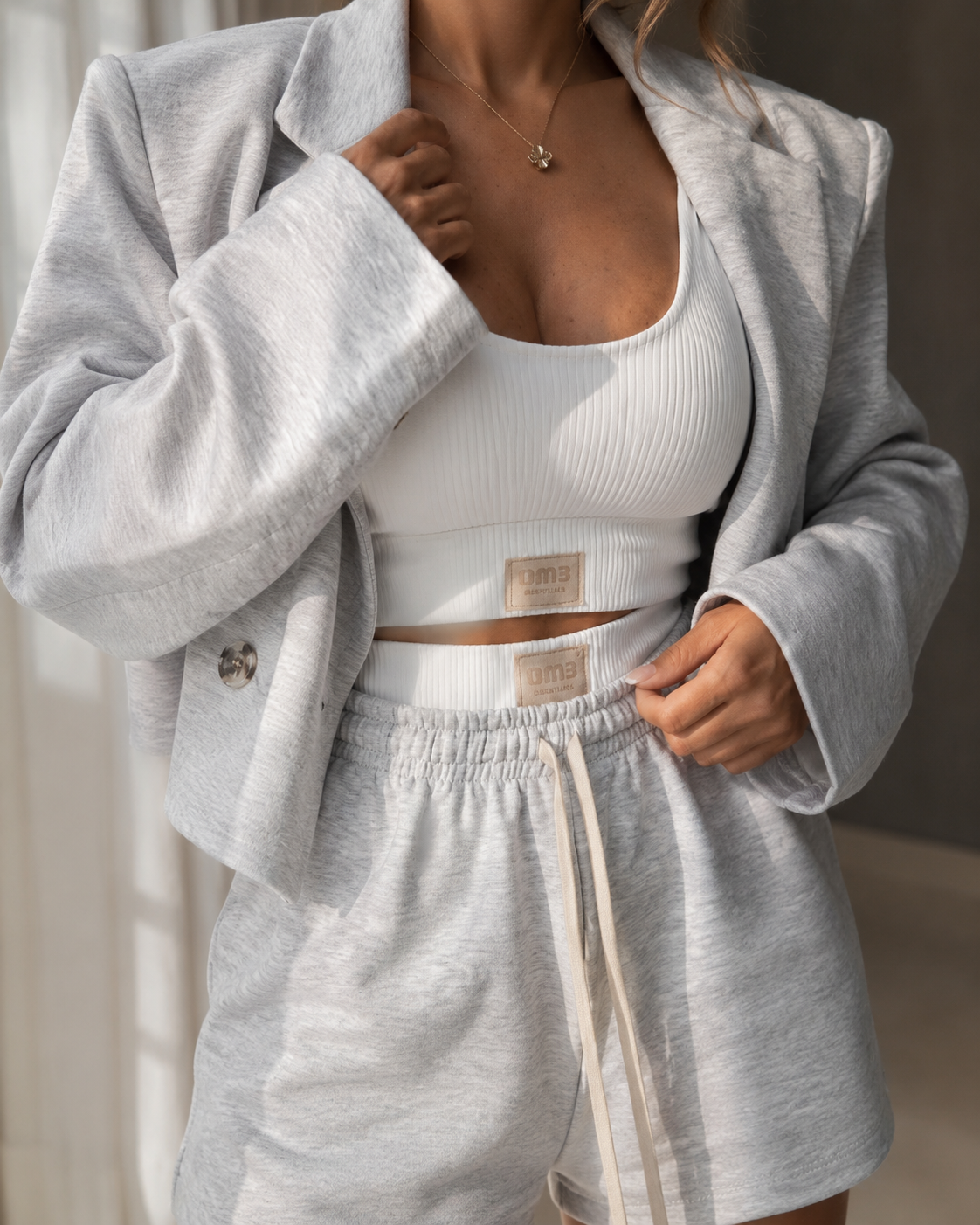 SHELLA — Ensemble athleisure 3 pièces : veste blazer courte, top court côtelé blanc & jogger taille haute gris chiné / 3-Piece Luxe Athleisure Set: Cropped Blazer, Ribbed Crop Top & Joggers / طقم رياضي أنيق من 3 قطع: بليزر قصير وتوب قصير مضلّع أبيض وبنطلون جوجر رمادي