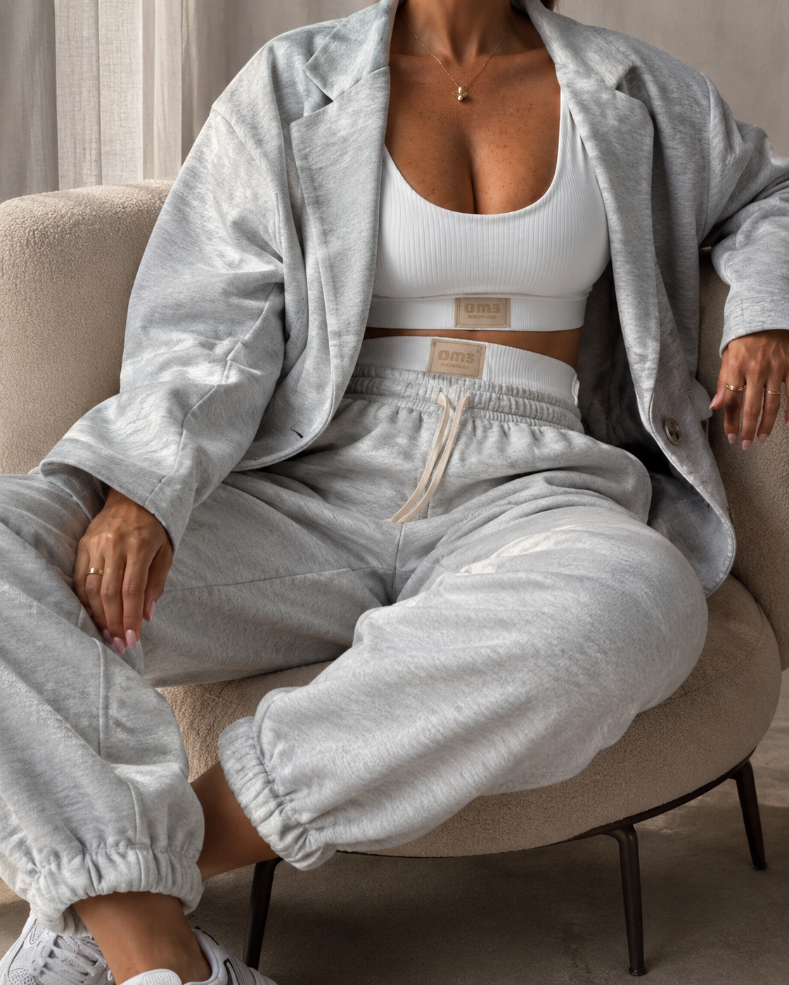 SHELLA — Ensemble athleisure 3 pièces : veste blazer courte, top court côtelé blanc & jogger taille haute gris chiné / 3-Piece Luxe Athleisure Set: Cropped Blazer, Ribbed Crop Top & Joggers / طقم رياضي أنيق من 3 قطع: بليزر قصير وتوب قصير مضلّع أبيض وبنطلون جوجر رمادي
