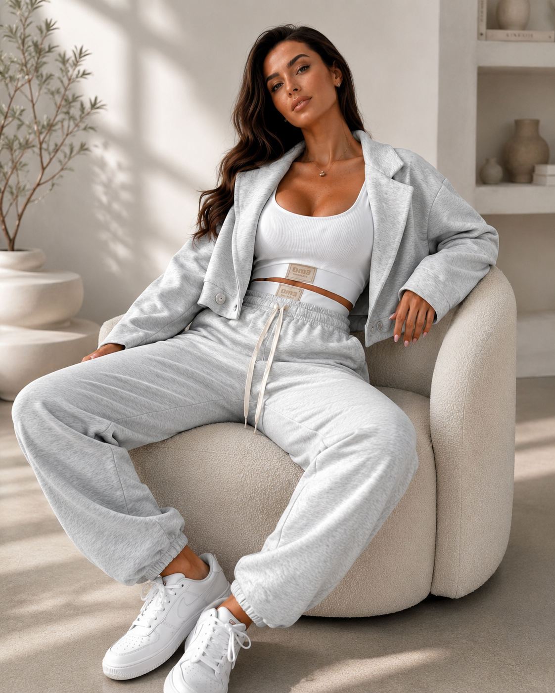 SHELLA — Ensemble athleisure 3 pièces : veste blazer courte, top court côtelé blanc & jogger taille haute gris chiné / 3-Piece Luxe Athleisure Set: Cropped Blazer, Ribbed Crop Top & Joggers / طقم رياضي أنيق من 3 قطع: بليزر قصير وتوب قصير مضلّع أبيض وبنطلون جوجر رمادي