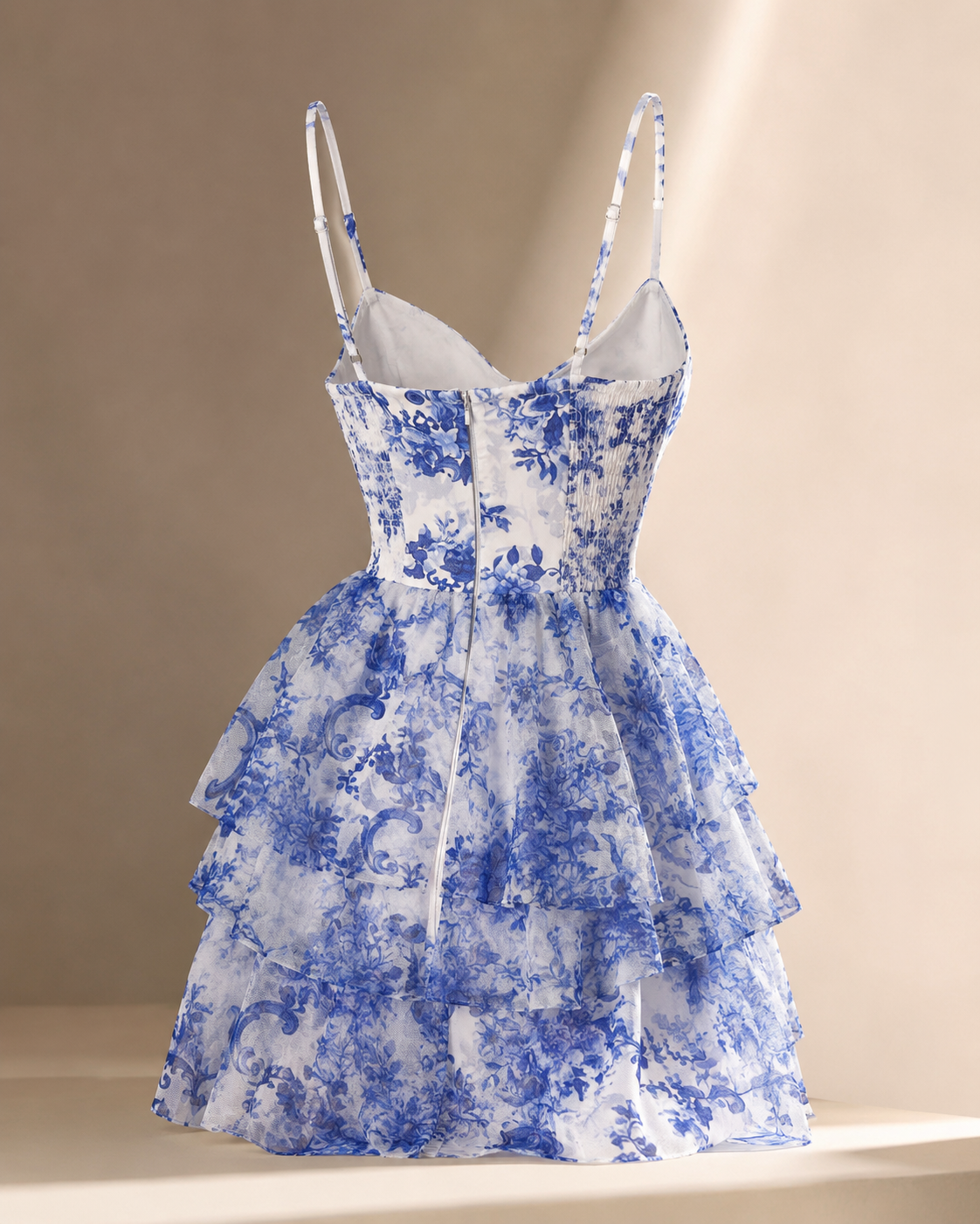 SHELLA — Robe courte fleurie toile bleu & blanc à volants étagés / Blue & White Toile Floral Tiered Ruffle Mini Dress / فستان قصير مزهّر أزرق وأبيض بكشكشة متدرّجة