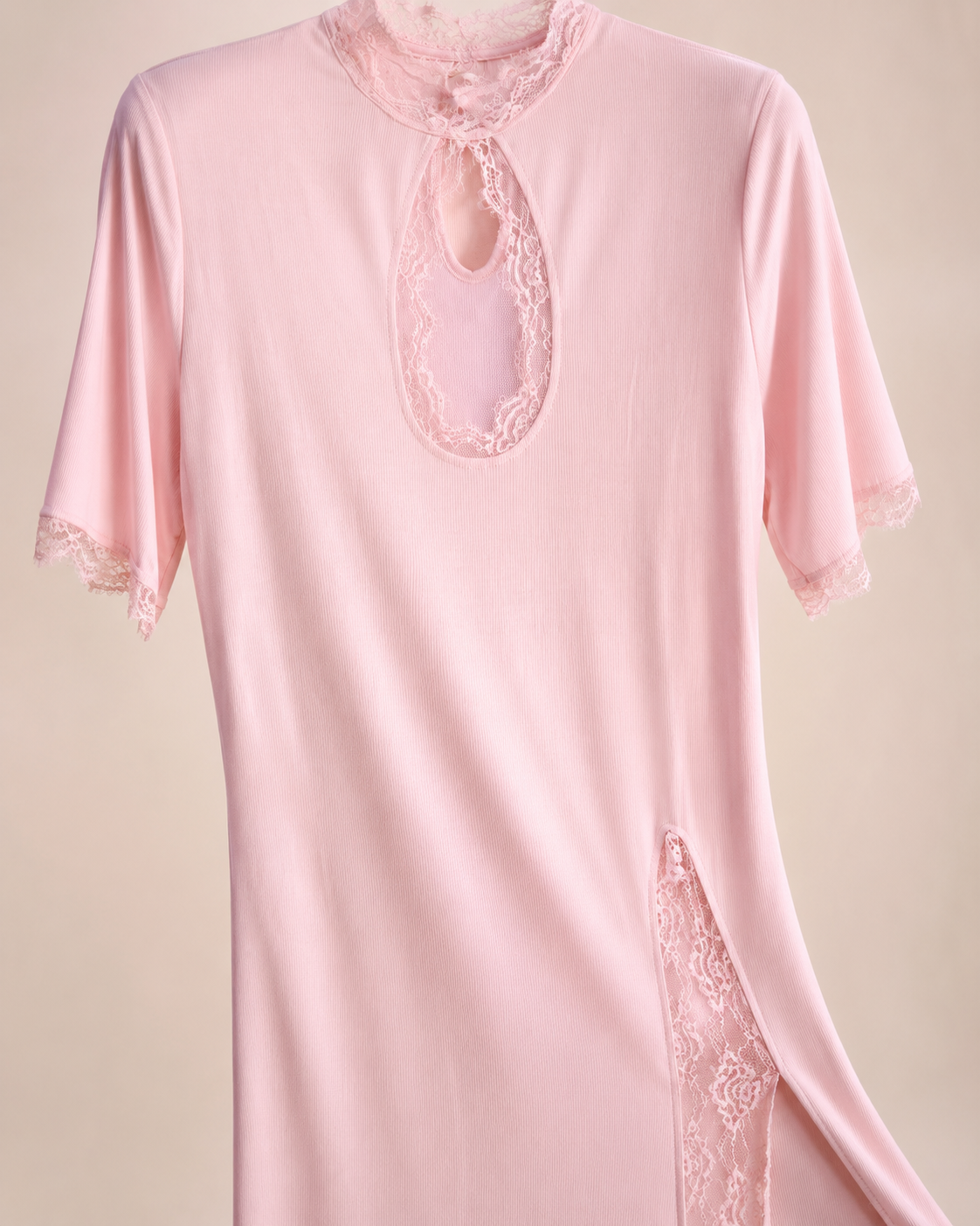 SHELLA — Chemise de nuit longue rose côtelée à bordure dentelle / Blush Pink Ribbed Lace-Trim Maxi Nightgown / قميص نوم طويل وردي مضلّع بحافة دانتيل