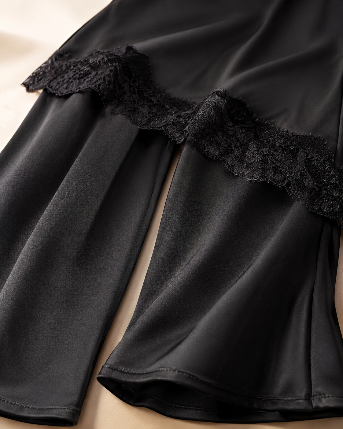 SHELLA — Ensemble palazzo 2 pièces : top drapé col bénitier sans manches à bordure dentelle & pantalon large / Draped Cowl Neck Lace Trim Wide-Leg Palazzo Co-Ord Set / طقم بنطلون واسع من قطعتين: توب بياقة كاول وحافة دانتيل وبنطلون بالازو