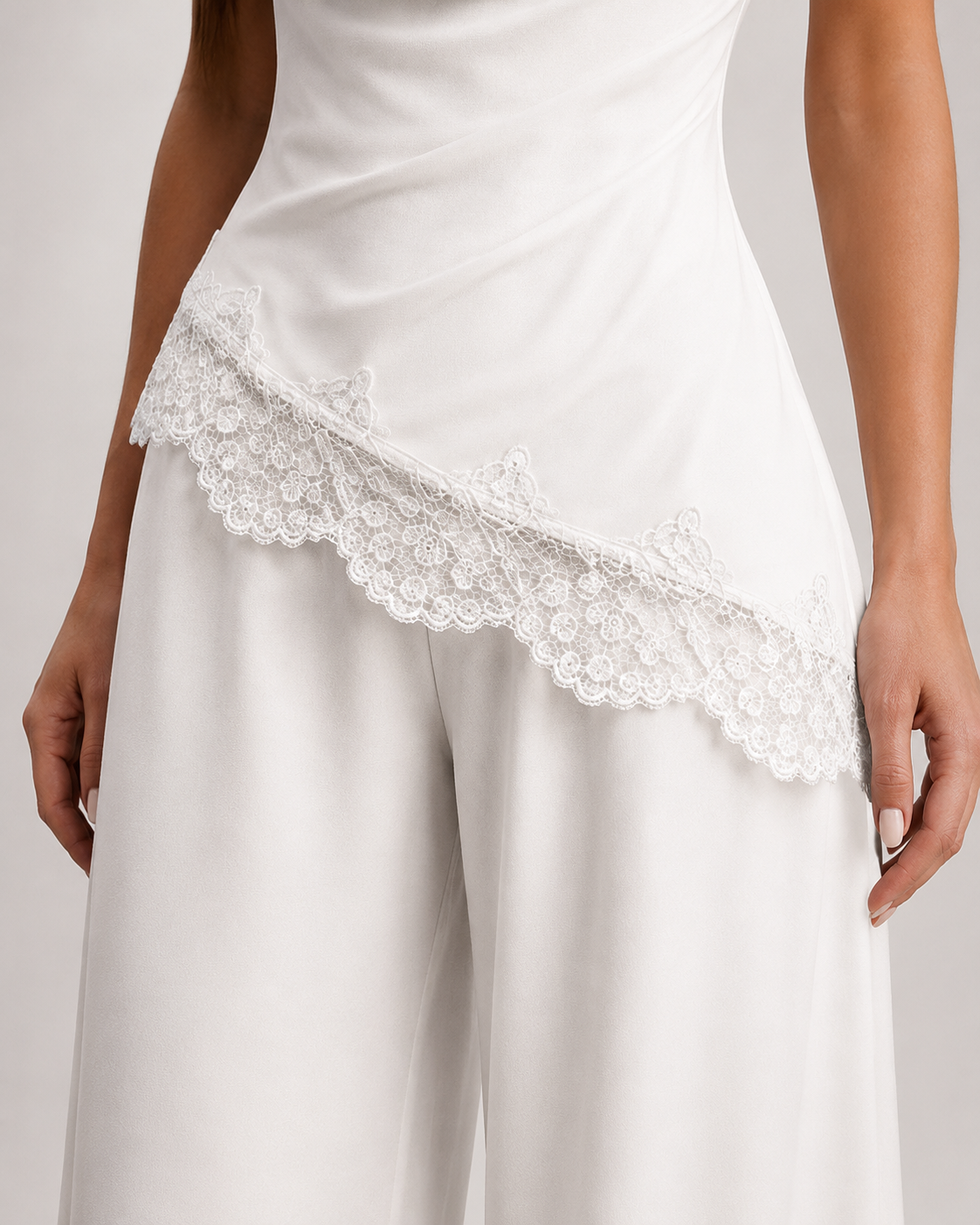 SHELLA — Ensemble palazzo 2 pièces : top drapé col bénitier sans manches à bordure dentelle & pantalon large / Draped Cowl Neck Lace Trim Wide-Leg Palazzo Co-Ord Set / طقم بنطلون واسع من قطعتين: توب بياقة كاول وحافة دانتيل وبنطلون بالازو