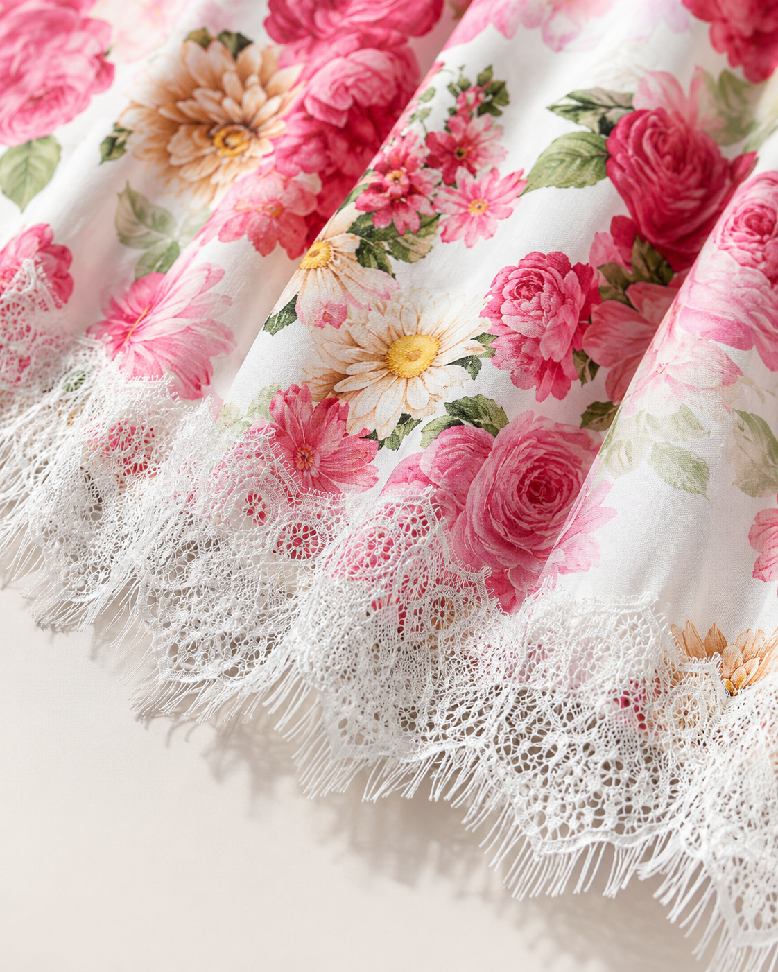 SHELLA — Robe d'été fleurie à épaules nouées et ourlet en dentelle / Floral Tie-Shoulder Sundress with Lace Hem / فستان صيفي مزهّر بكتفين مربوطين وحاشية دانتيل