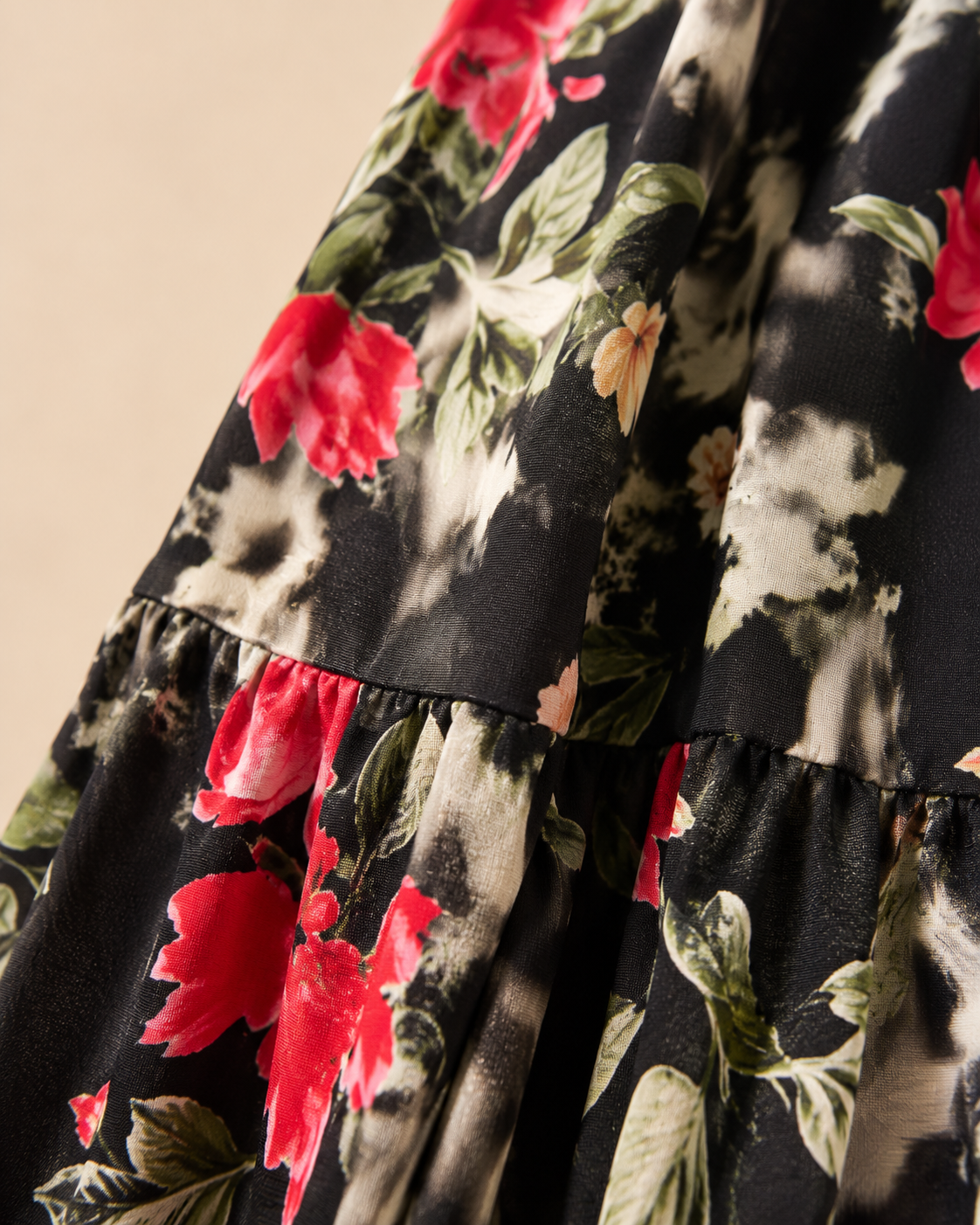 SHELLA — Robe maxi fleurie à bretelles chaîne dorées & bustier torsadé / Floral Twisted Bust Chain-Strap Maxi Dress / فستان ماكسي مزهّر بحمالات سلسلة ذهبية وتفصيلة صدر ملتوية