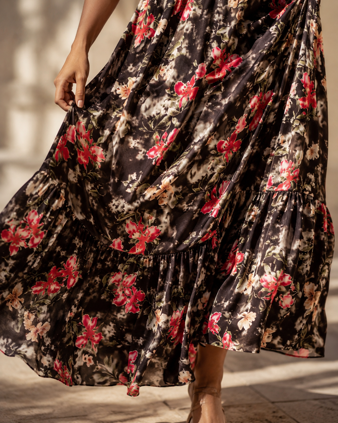 SHELLA — Robe maxi fleurie à bretelles chaîne dorées & bustier torsadé / Floral Twisted Bust Chain-Strap Maxi Dress / فستان ماكسي مزهّر بحمالات سلسلة ذهبية وتفصيلة صدر ملتوية