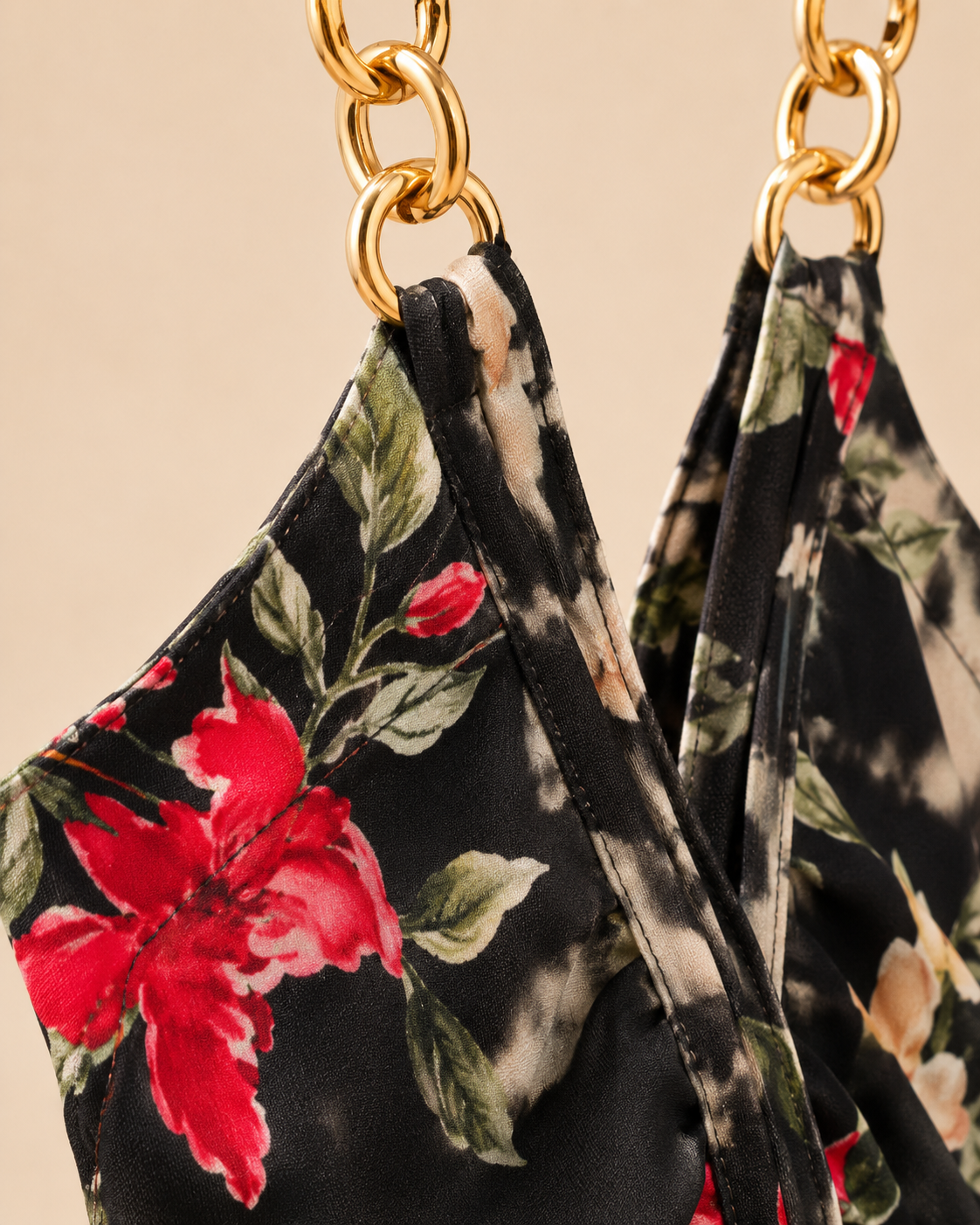 SHELLA — Robe maxi fleurie à bretelles chaîne dorées & bustier torsadé / Floral Twisted Bust Chain-Strap Maxi Dress / فستان ماكسي مزهّر بحمالات سلسلة ذهبية وتفصيلة صدر ملتوية