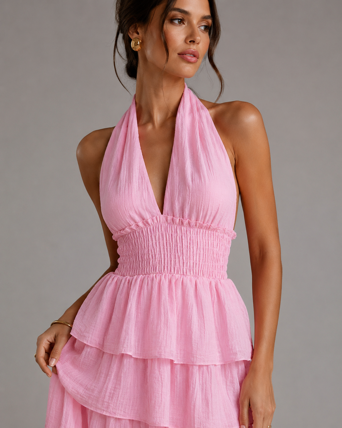 SHELLA — Robe longue dos nu à col halter, taille smockée & volants superposés / Halter Neck Smocked Tiered Maxi Dress / فستان طويل بحمالة رقبة وخصر سموك وطبقات كشكش