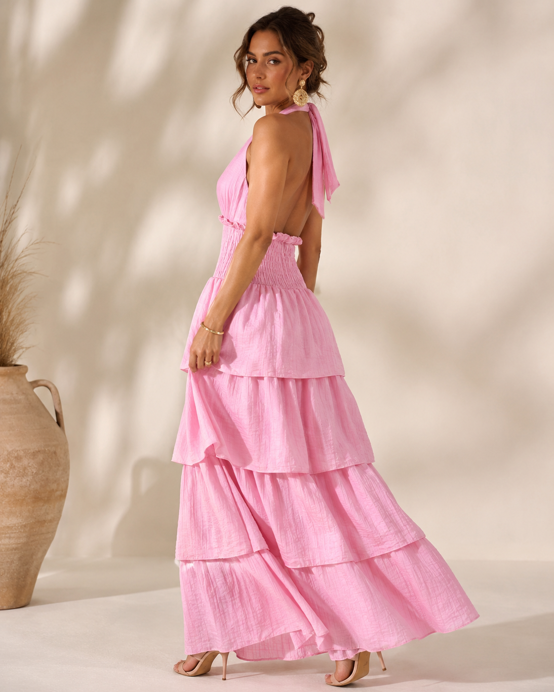 SHELLA — Robe longue dos nu à col halter, taille smockée & volants superposés / Halter Neck Smocked Tiered Maxi Dress / فستان طويل بحمالة رقبة وخصر سموك وطبقات كشكش