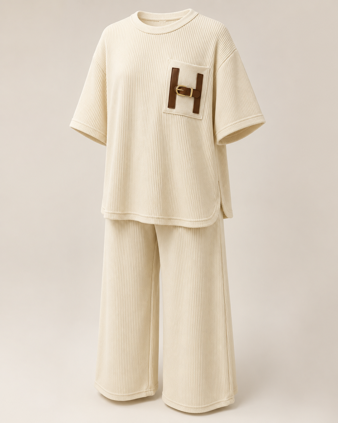 SHELLA — Ensemble lounge côtelé 2 pièces : haut oversize manches courtes & pantalon large avec poche à boucle H dorée / H-Buckle Ribbed Lounge Co-Ord Set / طقم لاونج مضلّع من قطعتين: توب أوفرسايز بأكمام قصيرة وبنطلون واسع بجيب بإبزيم H ذهبي