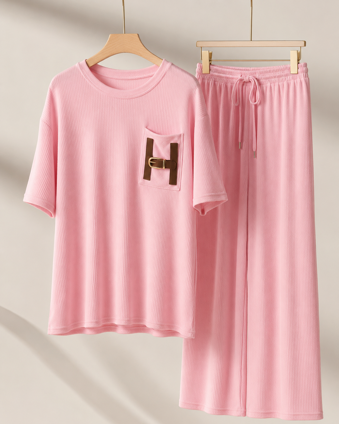 SHELLA — Ensemble lounge côtelé 2 pièces : haut oversize manches courtes & pantalon large avec poche à boucle H dorée / H-Buckle Ribbed Lounge Co-Ord Set / طقم لاونج مضلّع من قطعتين: توب أوفرسايز بأكمام قصيرة وبنطلون واسع بجيب بإبزيم H ذهبي