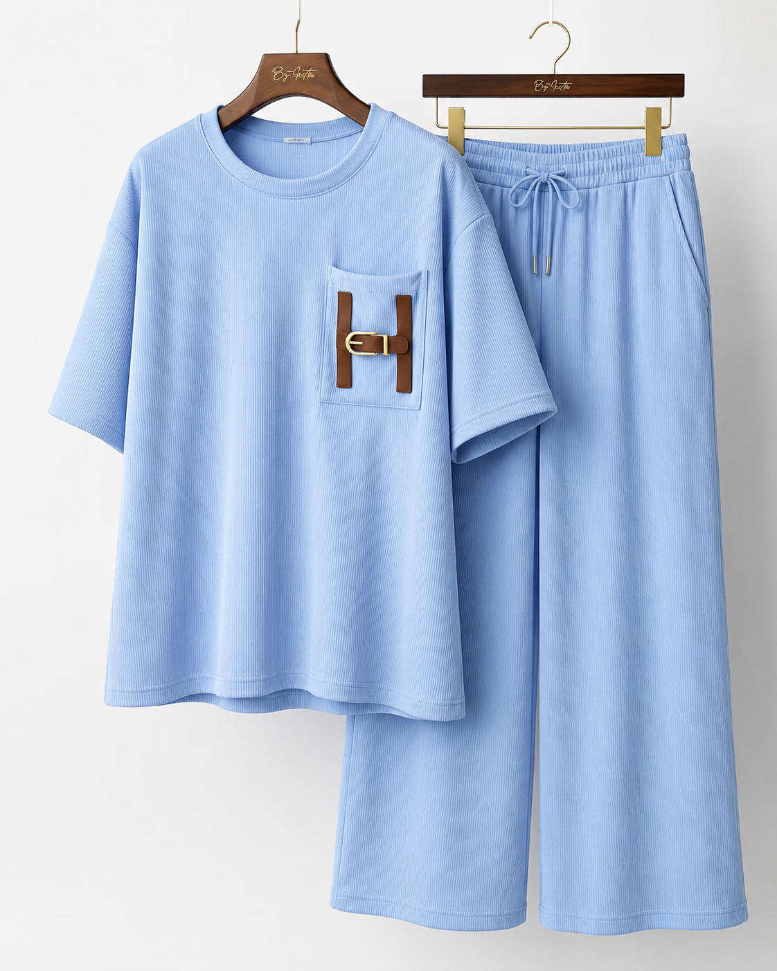 SHELLA — Ensemble lounge côtelé 2 pièces : haut oversize manches courtes & pantalon large avec poche à boucle H dorée / H-Buckle Ribbed Lounge Co-Ord Set / طقم لاونج مضلّع من قطعتين: توب أوفرسايز بأكمام قصيرة وبنطلون واسع بجيب بإبزيم H ذهبي