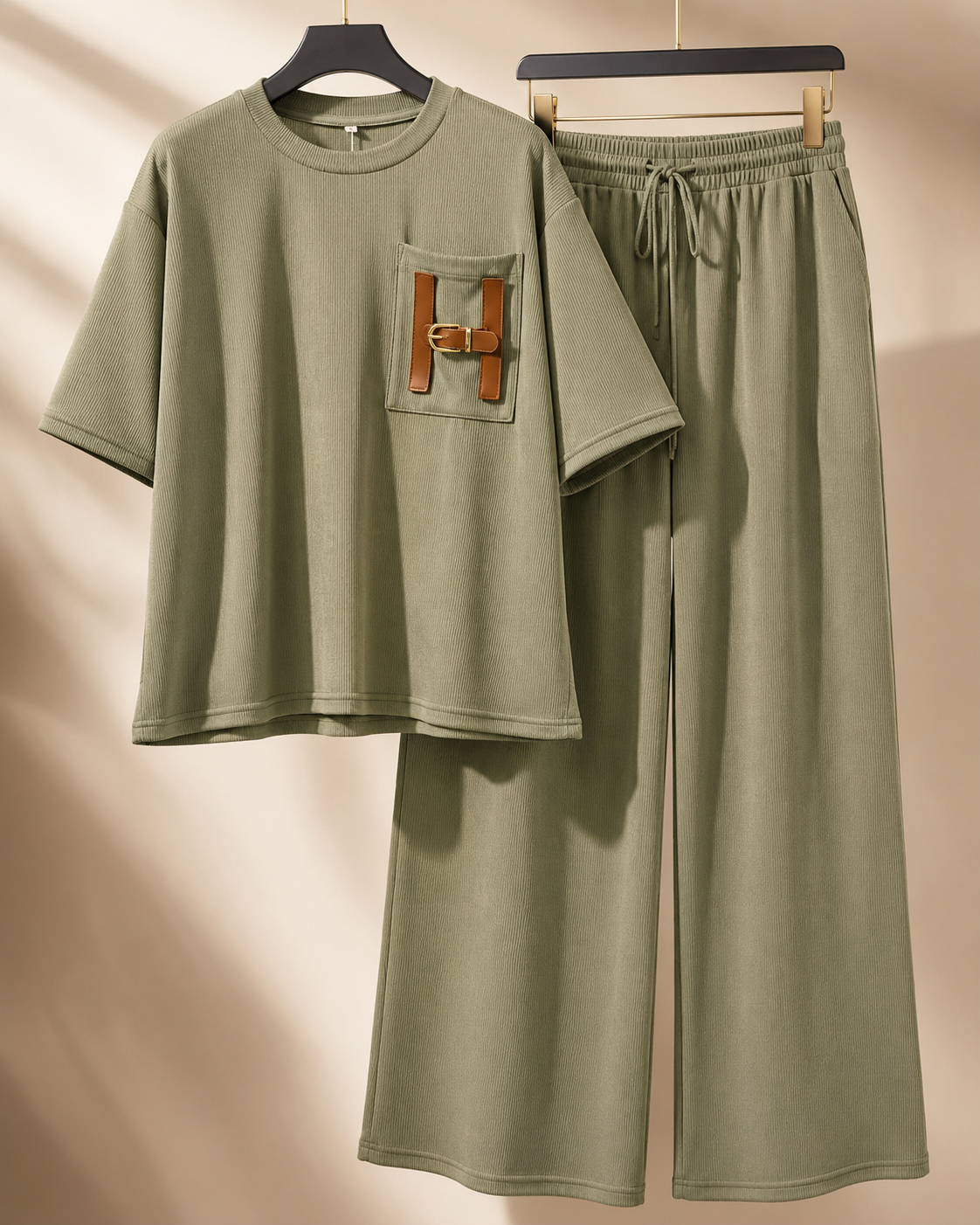 SHELLA — Ensemble lounge côtelé 2 pièces : haut oversize manches courtes & pantalon large avec poche à boucle H dorée / H-Buckle Ribbed Lounge Co-Ord Set / طقم لاونج مضلّع من قطعتين: توب أوفرسايز بأكمام قصيرة وبنطلون واسع بجيب بإبزيم H ذهبي