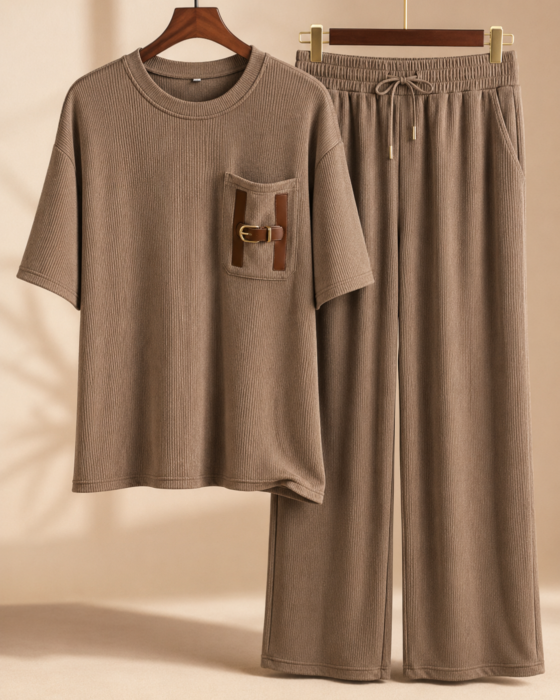 SHELLA — Ensemble lounge côtelé 2 pièces : haut oversize manches courtes & pantalon large avec poche à boucle H dorée / H-Buckle Ribbed Lounge Co-Ord Set / طقم لاونج مضلّع من قطعتين: توب أوفرسايز بأكمام قصيرة وبنطلون واسع بجيب بإبزيم H ذهبي