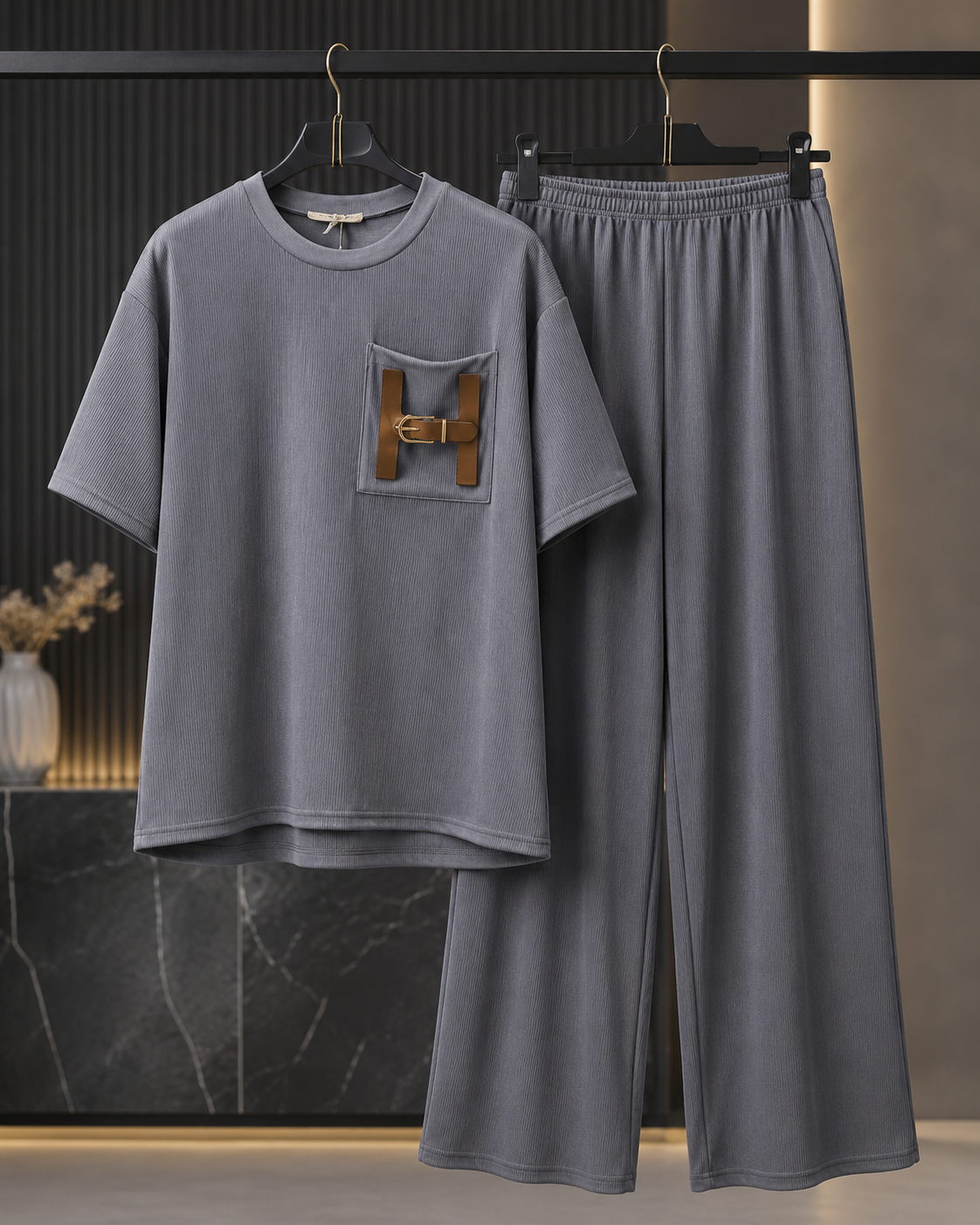 SHELLA — Ensemble lounge côtelé 2 pièces : haut oversize manches courtes & pantalon large avec poche à boucle H dorée / H-Buckle Ribbed Lounge Co-Ord Set / طقم لاونج مضلّع من قطعتين: توب أوفرسايز بأكمام قصيرة وبنطلون واسع بجيب بإبزيم H ذهبي
