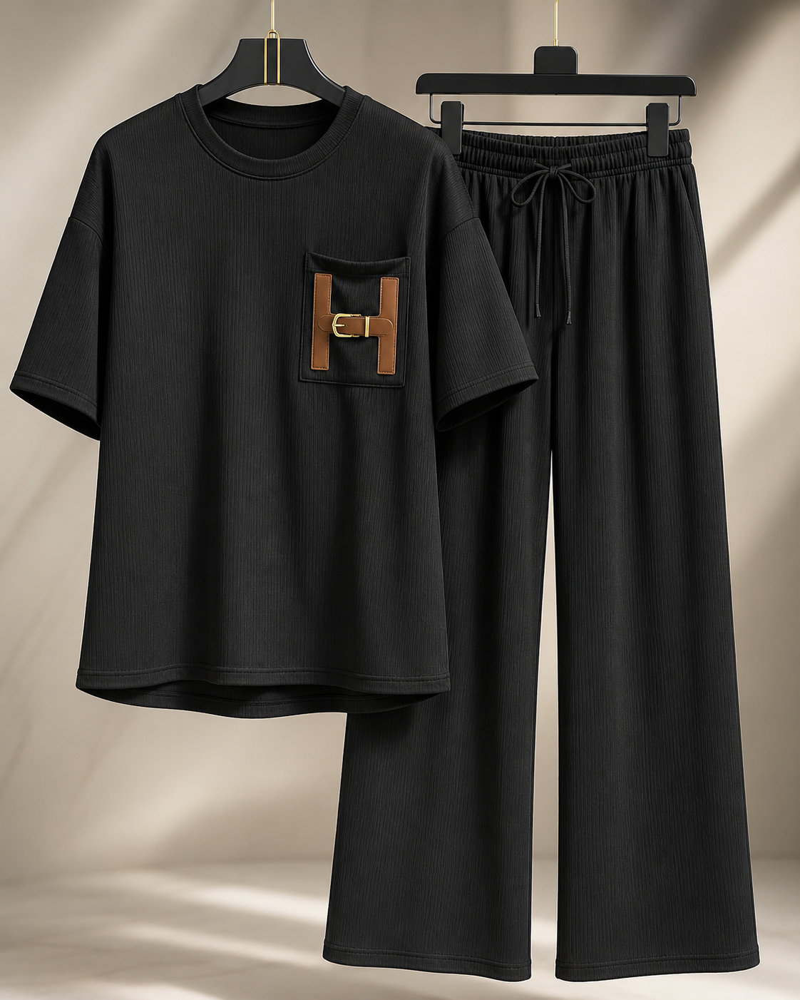 SHELLA — Ensemble lounge côtelé 2 pièces : haut oversize manches courtes & pantalon large avec poche à boucle H dorée / H-Buckle Ribbed Lounge Co-Ord Set / طقم لاونج مضلّع من قطعتين: توب أوفرسايز بأكمام قصيرة وبنطلون واسع بجيب بإبزيم H ذهبي