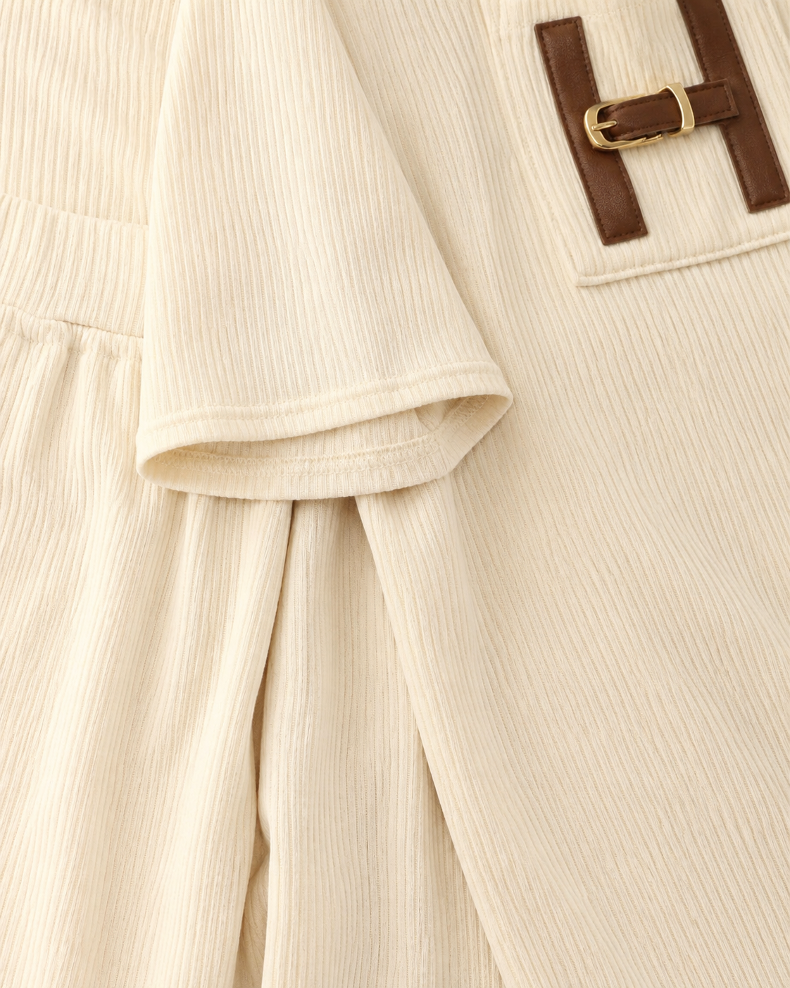 SHELLA — Ensemble lounge côtelé 2 pièces : haut oversize manches courtes & pantalon large avec poche à boucle H dorée / H-Buckle Ribbed Lounge Co-Ord Set / طقم لاونج مضلّع من قطعتين: توب أوفرسايز بأكمام قصيرة وبنطلون واسع بجيب بإبزيم H ذهبي