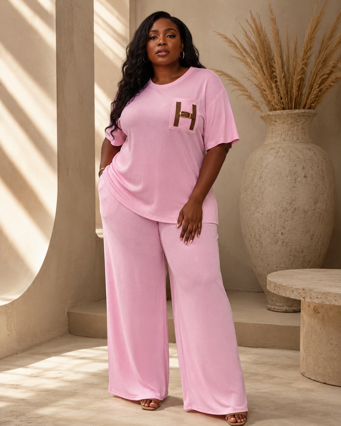 SHELLA — Ensemble lounge côtelé 2 pièces : haut oversize manches courtes & pantalon large avec poche à boucle H dorée / H-Buckle Ribbed Lounge Co-Ord Set / طقم لاونج مضلّع من قطعتين: توب أوفرسايز بأكمام قصيرة وبنطلون واسع بجيب بإبزيم H ذهبي