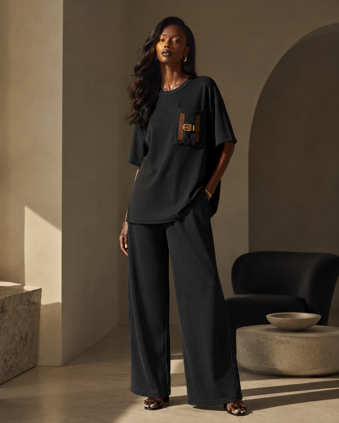 SHELLA — Ensemble lounge côtelé 2 pièces : haut oversize manches courtes & pantalon large avec poche à boucle H dorée / H-Buckle Ribbed Lounge Co-Ord Set / طقم لاونج مضلّع من قطعتين: توب أوفرسايز بأكمام قصيرة وبنطلون واسع بجيب بإبزيم H ذهبي