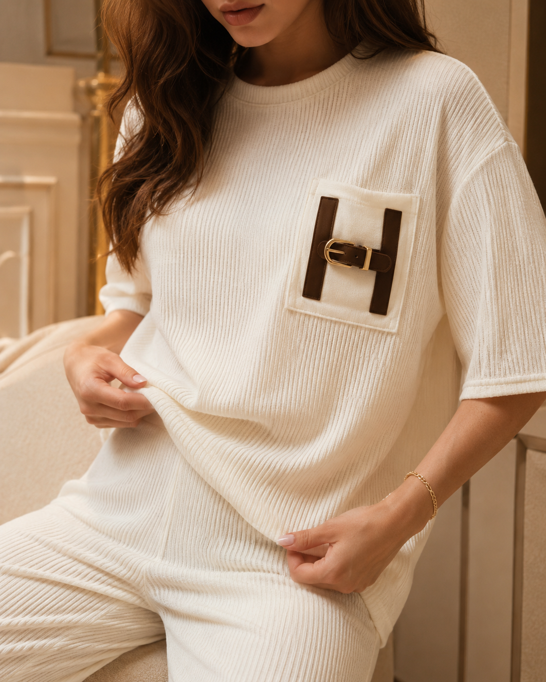 SHELLA — Ensemble lounge côtelé 2 pièces : haut oversize manches courtes & pantalon large avec poche à boucle H dorée / H-Buckle Ribbed Lounge Co-Ord Set / طقم لاونج مضلّع من قطعتين: توب أوفرسايز بأكمام قصيرة وبنطلون واسع بجيب بإبزيم H ذهبي