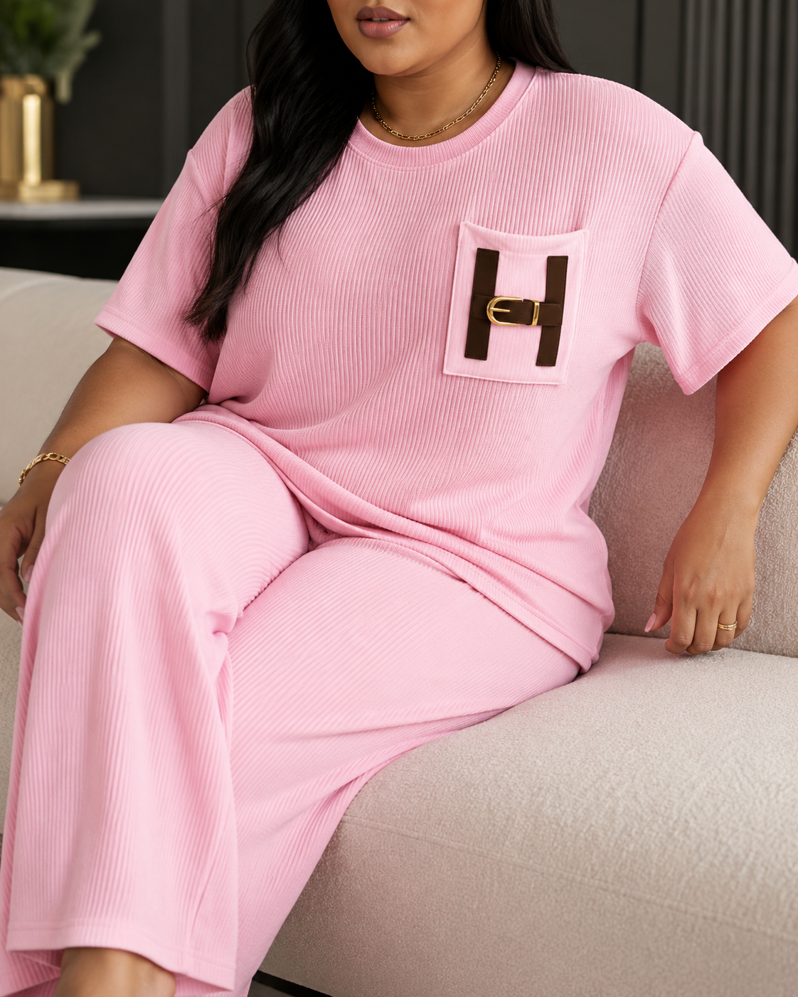 SHELLA — Ensemble lounge côtelé 2 pièces : haut oversize manches courtes & pantalon large avec poche à boucle H dorée / H-Buckle Ribbed Lounge Co-Ord Set / طقم لاونج مضلّع من قطعتين: توب أوفرسايز بأكمام قصيرة وبنطلون واسع بجيب بإبزيم H ذهبي
