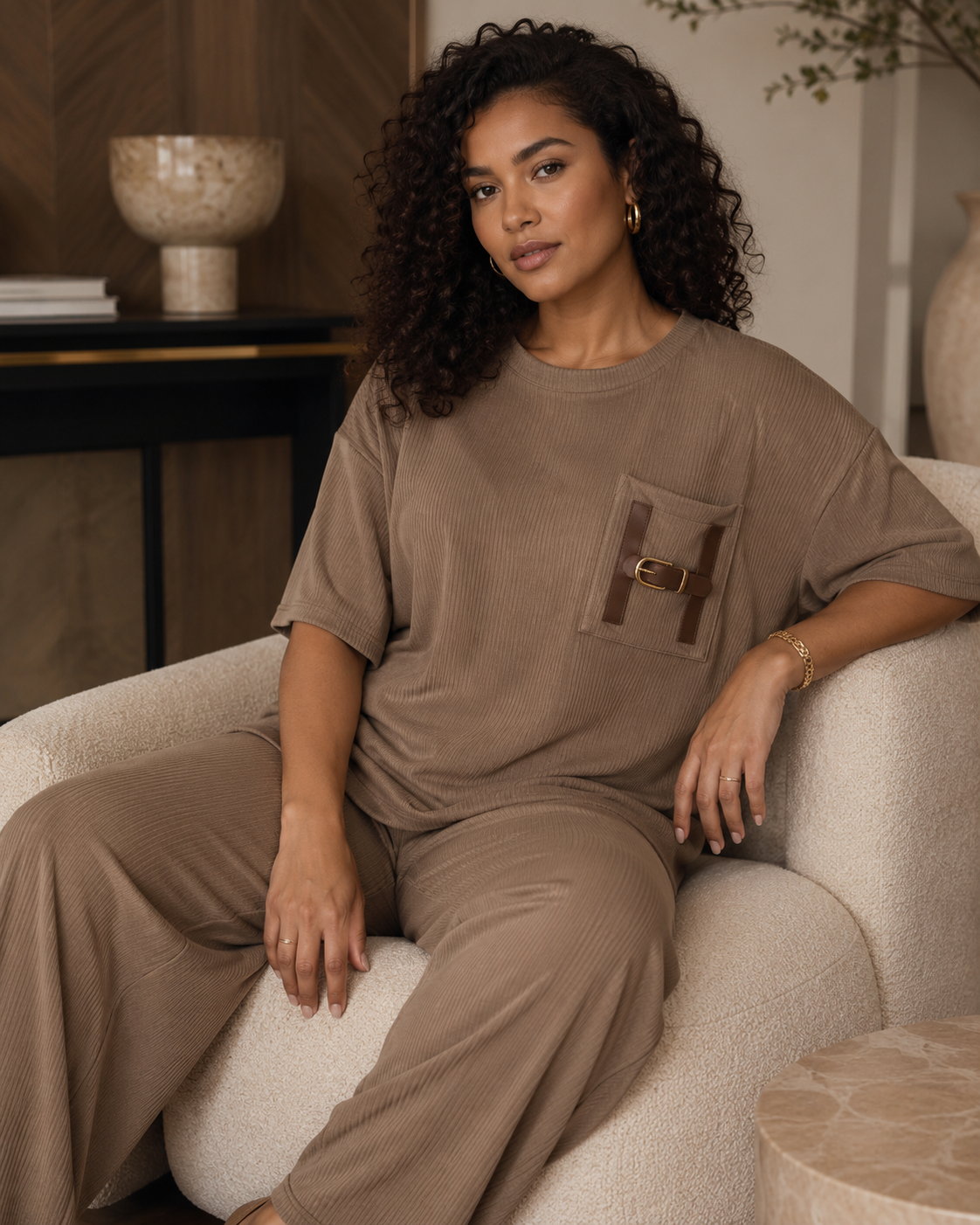 SHELLA — Ensemble lounge côtelé 2 pièces : haut oversize manches courtes & pantalon large avec poche à boucle H dorée / H-Buckle Ribbed Lounge Co-Ord Set / طقم لاونج مضلّع من قطعتين: توب أوفرسايز بأكمام قصيرة وبنطلون واسع بجيب بإبزيم H ذهبي