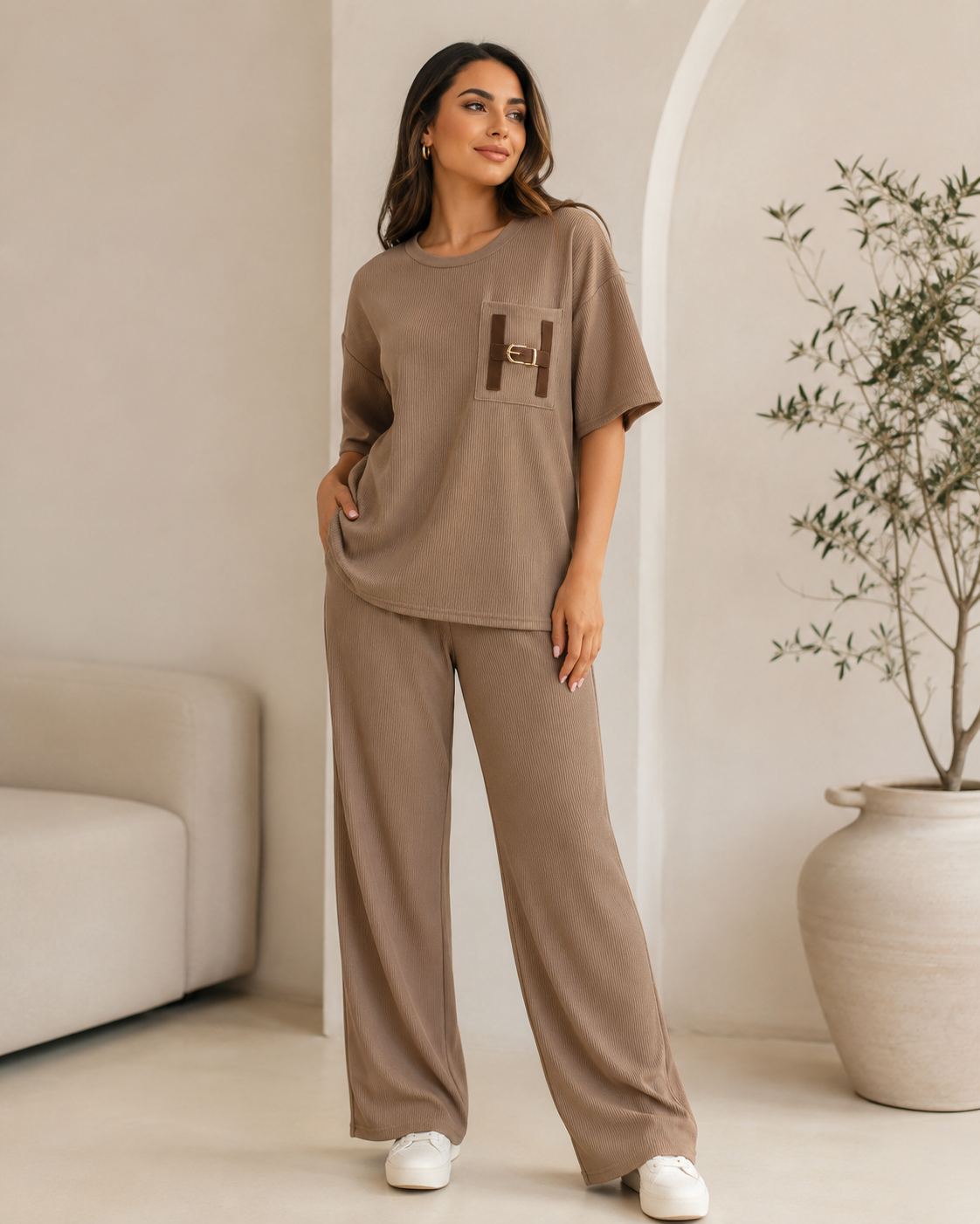 SHELLA — Ensemble lounge côtelé 2 pièces : haut oversize manches courtes & pantalon large avec poche à boucle H dorée / H-Buckle Ribbed Lounge Co-Ord Set / طقم لاونج مضلّع من قطعتين: توب أوفرسايز بأكمام قصيرة وبنطلون واسع بجيب بإبزيم H ذهبي