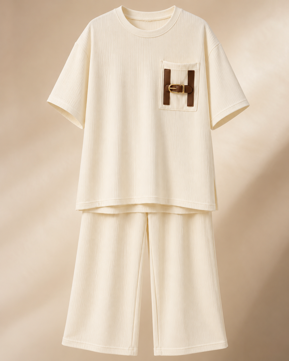 SHELLA — Ensemble lounge côtelé 2 pièces : haut oversize manches courtes & pantalon large avec poche à boucle H dorée / H-Buckle Ribbed Lounge Co-Ord Set / طقم لاونج مضلّع من قطعتين: توب أوفرسايز بأكمام قصيرة وبنطلون واسع بجيب بإبزيم H ذهبي