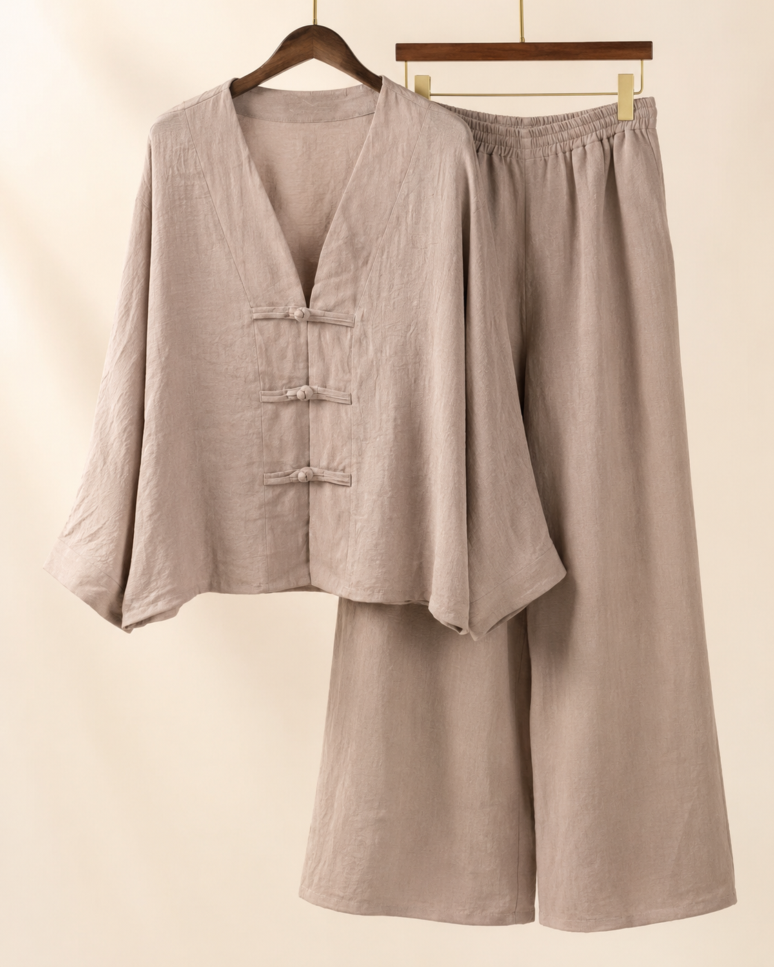 SHELLA — Ensemble en lin : top col V à boutons brandebourgs & pantalon large / Linen-Blend Frog Button Co-Ord Set: V-Neck Top & Wide-Leg Pants / طقم من الكتان: توب برقبة V بأزرار صينية وبنطلون واسع
