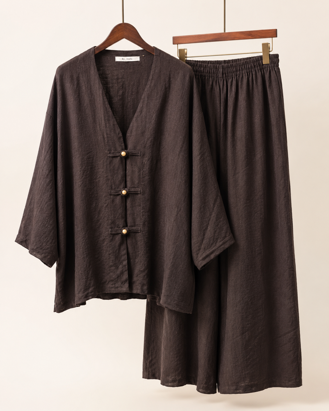 SHELLA — Ensemble en lin : top col V à boutons brandebourgs & pantalon large / Linen-Blend Frog Button Co-Ord Set: V-Neck Top & Wide-Leg Pants / طقم من الكتان: توب برقبة V بأزرار صينية وبنطلون واسع