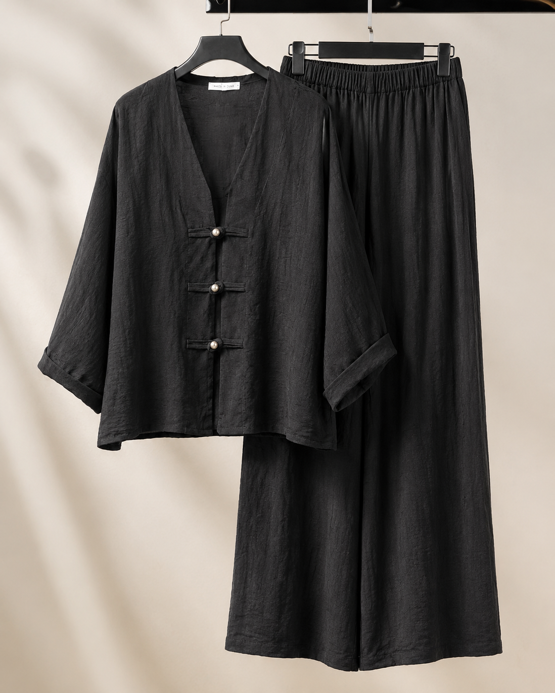 SHELLA — Ensemble en lin : top col V à boutons brandebourgs & pantalon large / Linen-Blend Frog Button Co-Ord Set: V-Neck Top & Wide-Leg Pants / طقم من الكتان: توب برقبة V بأزرار صينية وبنطلون واسع