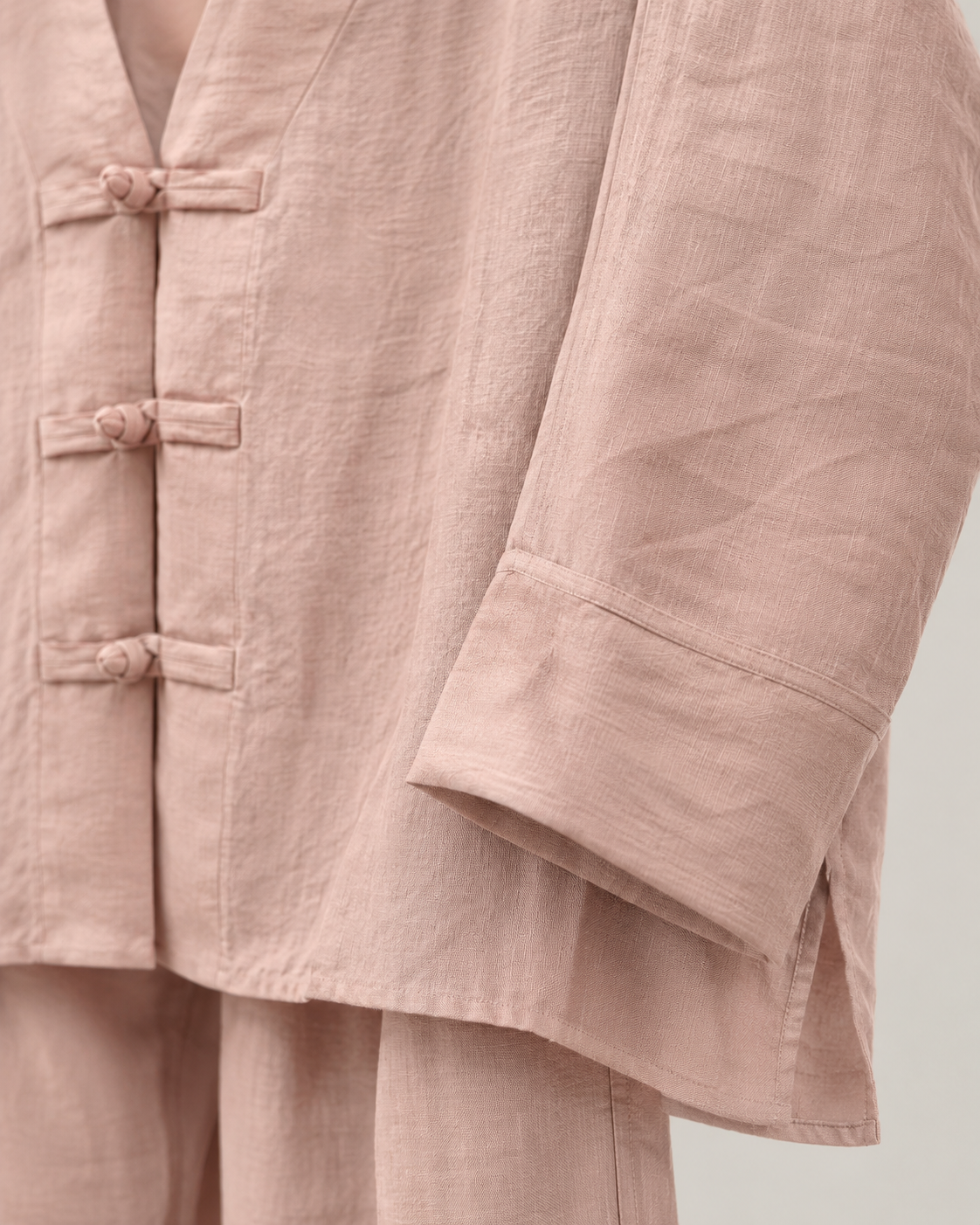 SHELLA — Ensemble en lin : top col V à boutons brandebourgs & pantalon large / Linen-Blend Frog Button Co-Ord Set: V-Neck Top & Wide-Leg Pants / طقم من الكتان: توب برقبة V بأزرار صينية وبنطلون واسع
