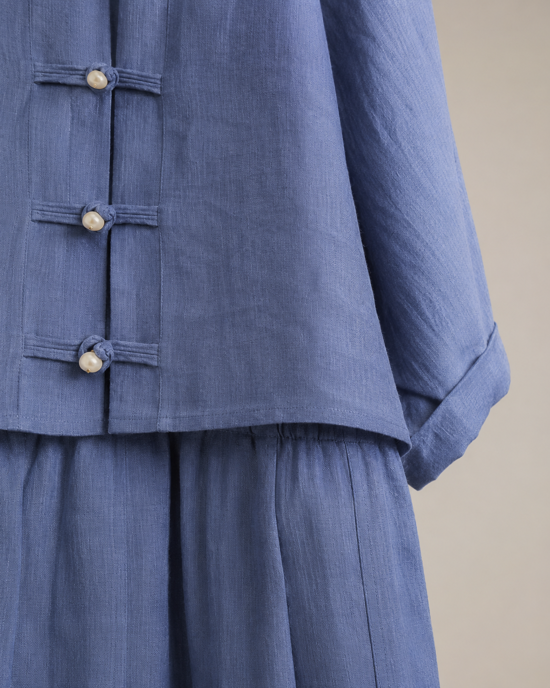 SHELLA — Ensemble en lin : top col V à boutons brandebourgs & pantalon large / Linen-Blend Frog Button Co-Ord Set: V-Neck Top & Wide-Leg Pants / طقم من الكتان: توب برقبة V بأزرار صينية وبنطلون واسع