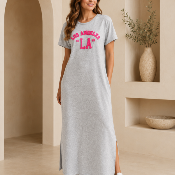 SHELLA — Robe longue t-shirt à lettrage chenille &laquo;Los Angeles LA&raquo; avec fente latérale / Los Angeles Chenille Lettering Maxi T-Shirt Dress / فستان طويل تيشيرت بكتابة شينيل لوس أنجلوس وفتحة جانبية