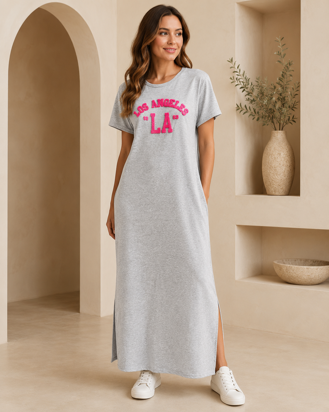 SHELLA — Robe longue t-shirt à lettrage chenille &laquo;Los Angeles LA&raquo; avec fente latérale / Los Angeles Chenille Lettering Maxi T-Shirt Dress / فستان طويل تيشيرت بكتابة شينيل لوس أنجلوس وفتحة جانبية