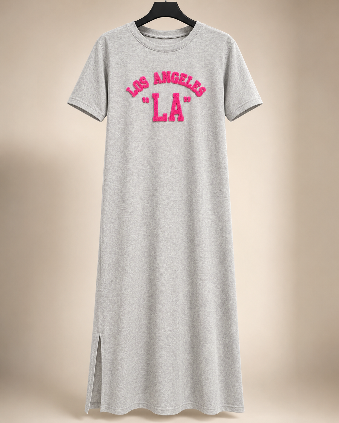 SHELLA — Robe longue t-shirt à lettrage chenille &laquo;Los Angeles LA&raquo; avec fente latérale / Los Angeles Chenille Lettering Maxi T-Shirt Dress / فستان طويل تيشيرت بكتابة شينيل لوس أنجلوس وفتحة جانبية