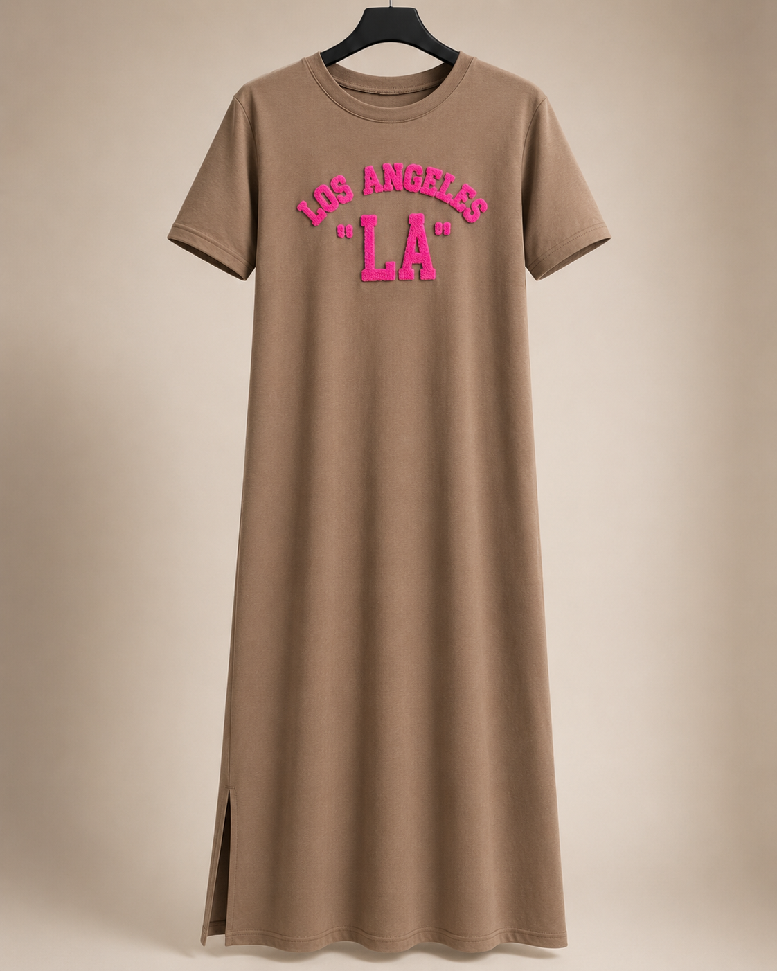 SHELLA — Robe longue t-shirt à lettrage chenille &laquo;Los Angeles LA&raquo; avec fente latérale / Los Angeles Chenille Lettering Maxi T-Shirt Dress / فستان طويل تيشيرت بكتابة شينيل لوس أنجلوس وفتحة جانبية