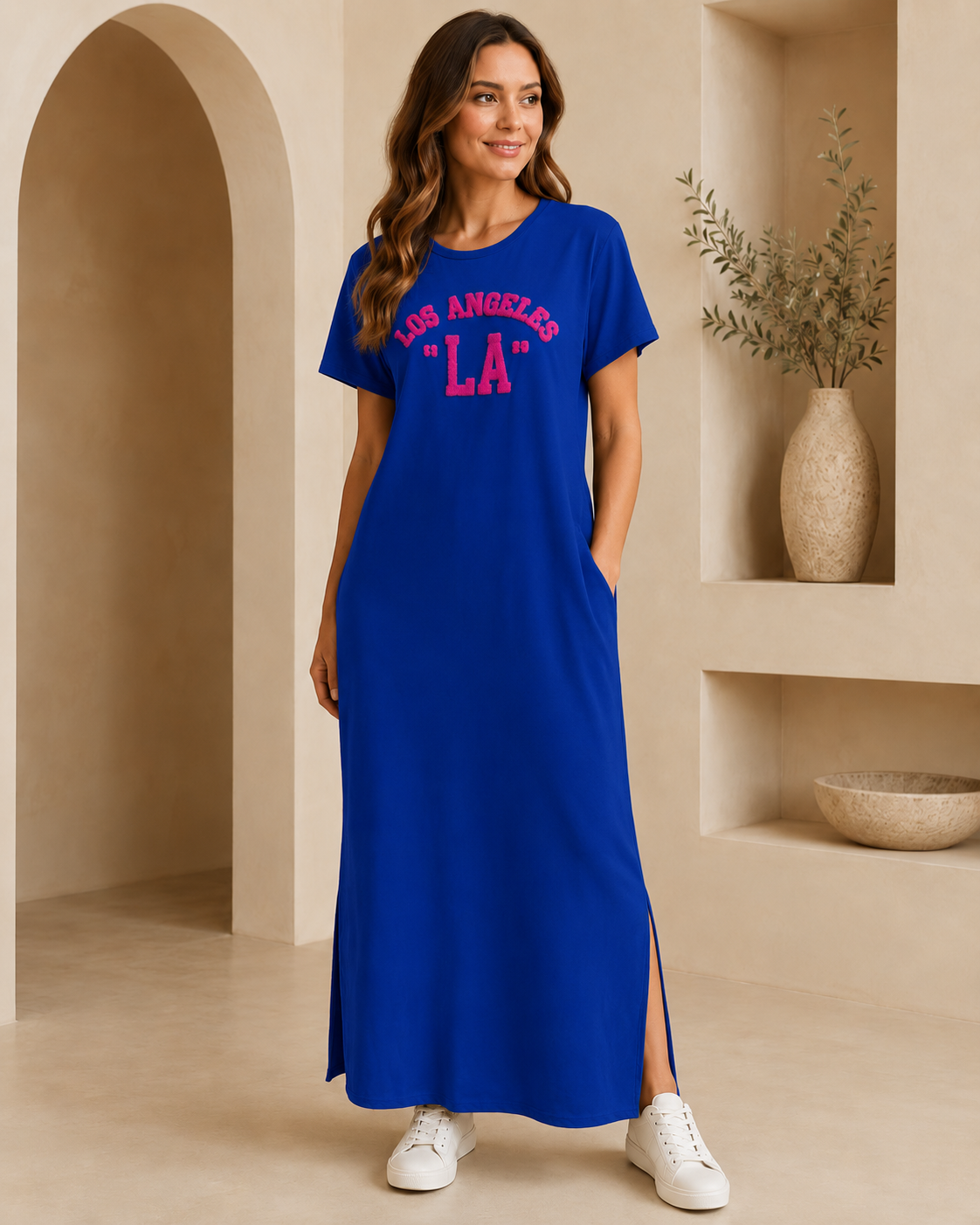 SHELLA — Robe longue t-shirt à lettrage chenille &laquo;Los Angeles LA&raquo; avec fente latérale / Los Angeles Chenille Lettering Maxi T-Shirt Dress / فستان طويل تيشيرت بكتابة شينيل لوس أنجلوس وفتحة جانبية
