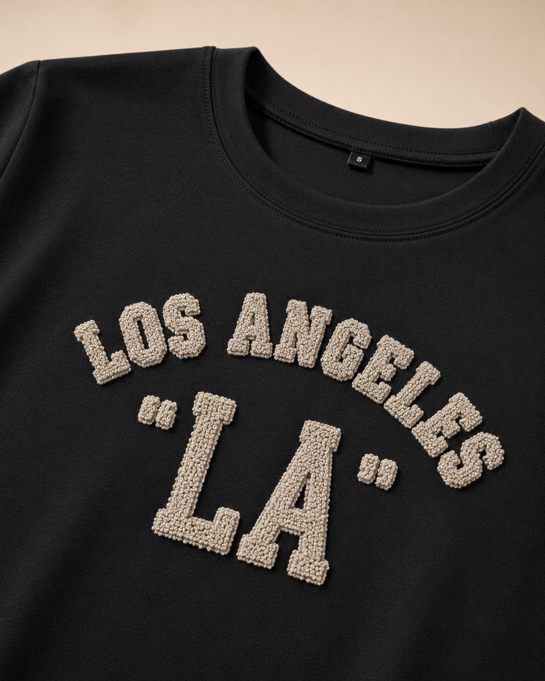 SHELLA — Robe longue t-shirt à lettrage chenille &laquo;Los Angeles LA&raquo; avec fente latérale / Los Angeles Chenille Lettering Maxi T-Shirt Dress / فستان طويل تيشيرت بكتابة شينيل لوس أنجلوس وفتحة جانبية