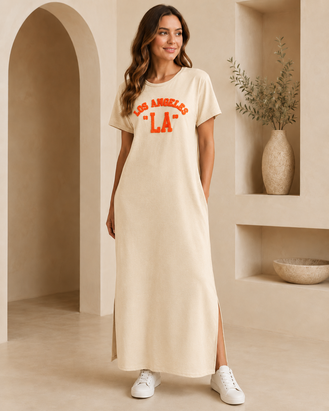 SHELLA — Robe longue t-shirt à lettrage chenille &laquo;Los Angeles LA&raquo; avec fente latérale / Los Angeles Chenille Lettering Maxi T-Shirt Dress / فستان طويل تيشيرت بكتابة شينيل لوس أنجلوس وفتحة جانبية