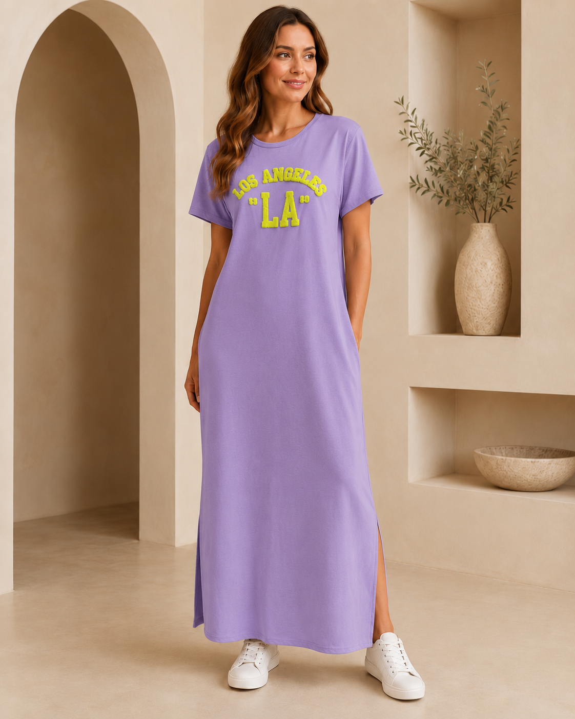 SHELLA — Robe longue t-shirt à lettrage chenille &laquo;Los Angeles LA&raquo; avec fente latérale / Los Angeles Chenille Lettering Maxi T-Shirt Dress / فستان طويل تيشيرت بكتابة شينيل لوس أنجلوس وفتحة جانبية