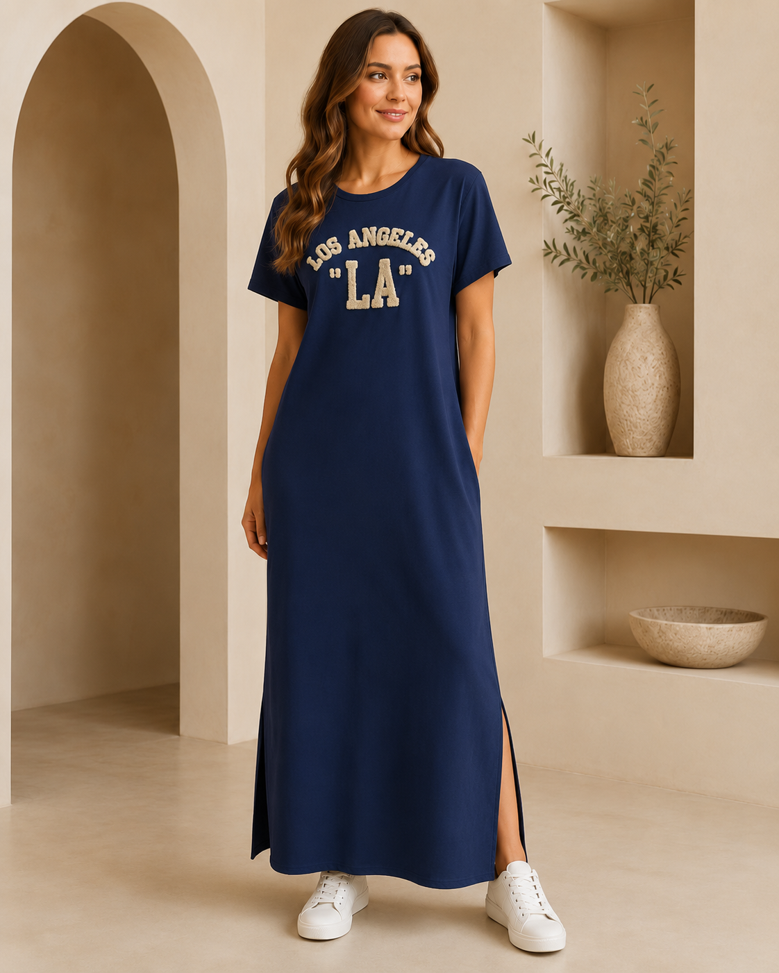 SHELLA — Robe longue t-shirt à lettrage chenille &laquo;Los Angeles LA&raquo; avec fente latérale / Los Angeles Chenille Lettering Maxi T-Shirt Dress / فستان طويل تيشيرت بكتابة شينيل لوس أنجلوس وفتحة جانبية