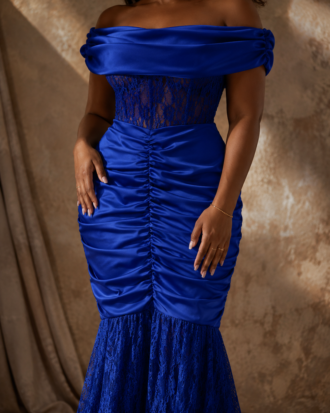 SHELLA — Robe longue sirène épaules dénudées en dentelle froncée / Off-Shoulder Ruched Lace Mermaid Maxi Dress / فستان طويل حورية بأكتاف مكشوفة ودانتيل مكشكش